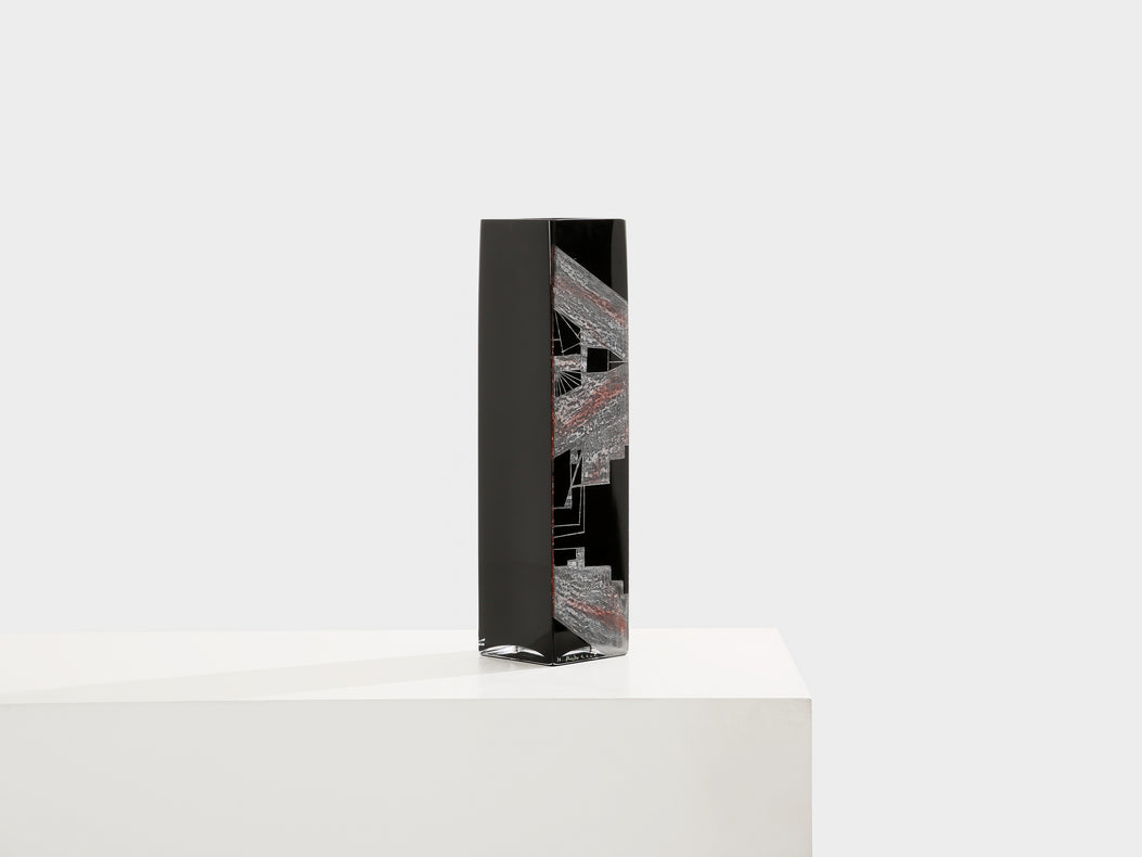 Vase Art Déco en verre opalin noir et rouge Anatole Riecke 1949