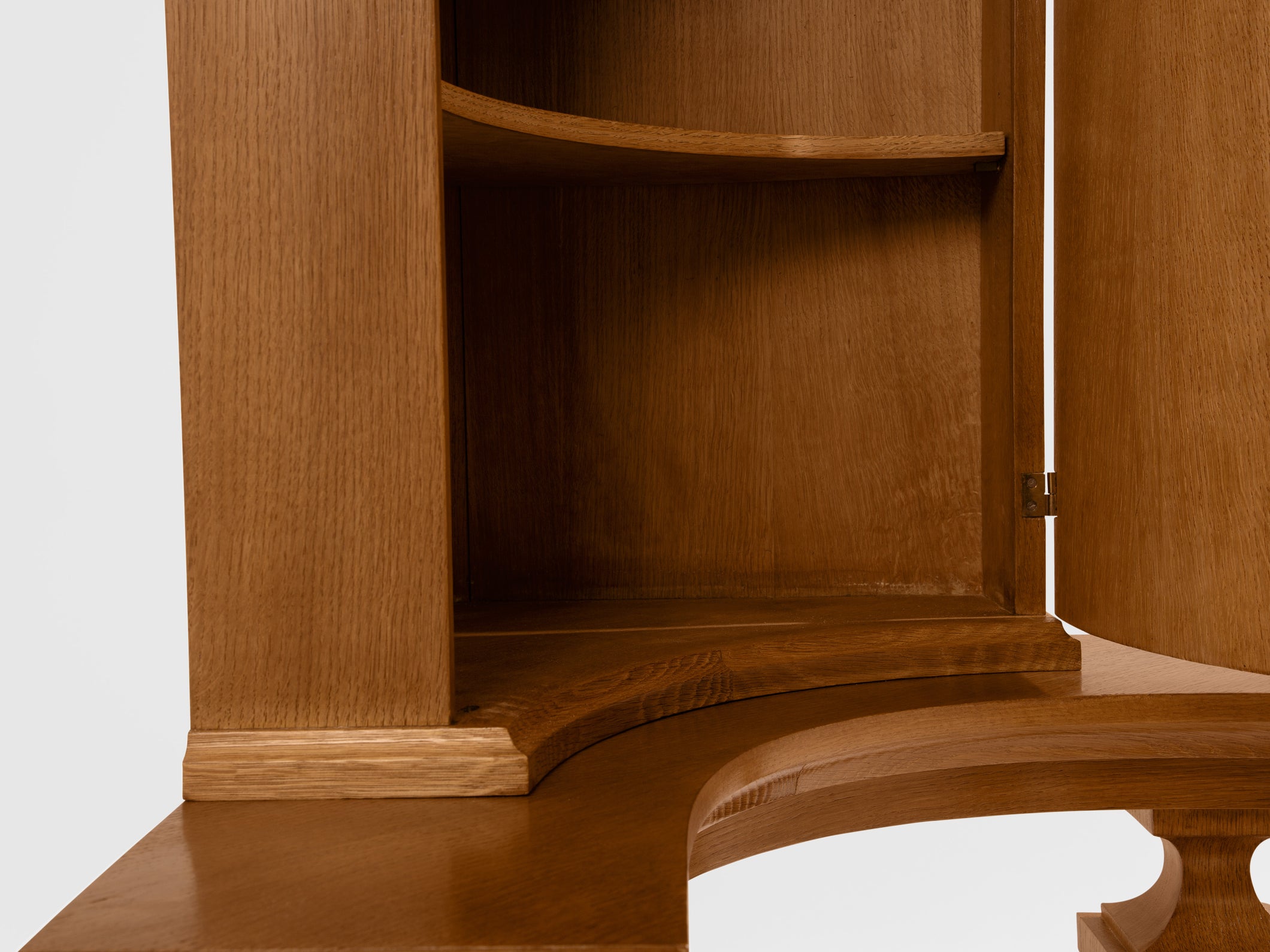 Paire de consoles d’encoignure chêne bronze attr. André Arbus 1940