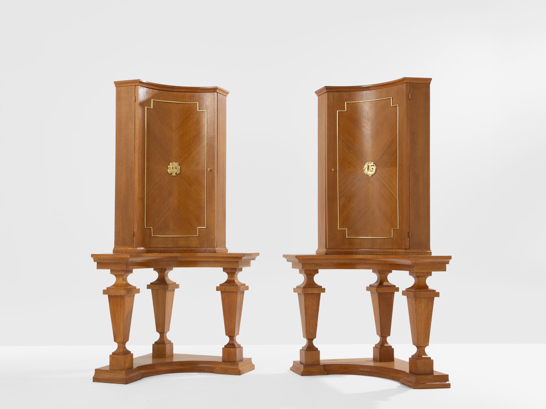 Paire de consoles d’encoignure chêne bronze attr. André Arbus 1940