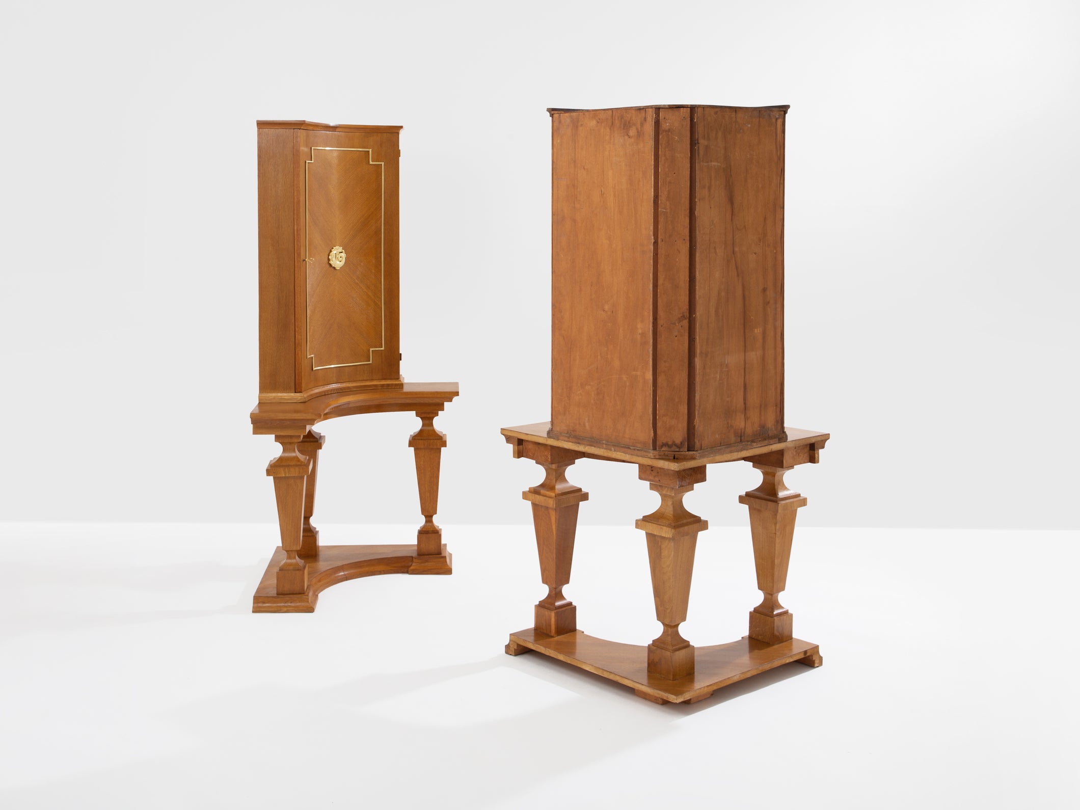 Paire de consoles d’encoignure chêne bronze attr. André Arbus 1940