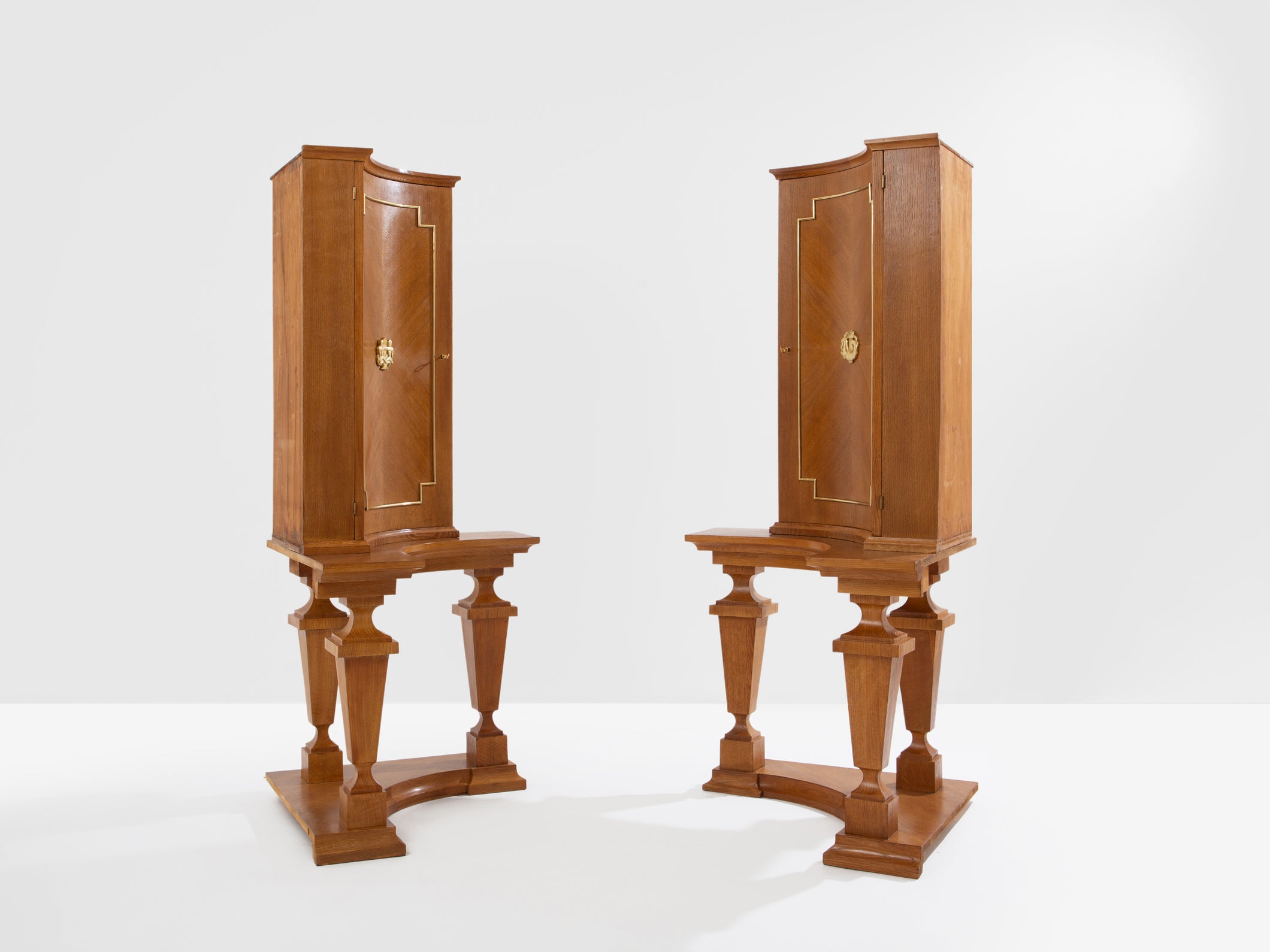 Paire de consoles d’encoignure chêne bronze attr. André Arbus 1940