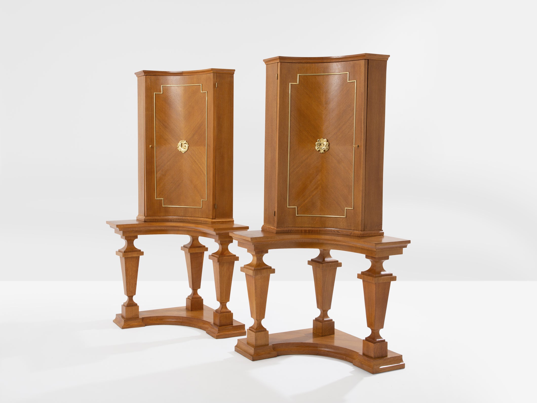 Paire de consoles d’encoignure chêne bronze attr. André Arbus 1940