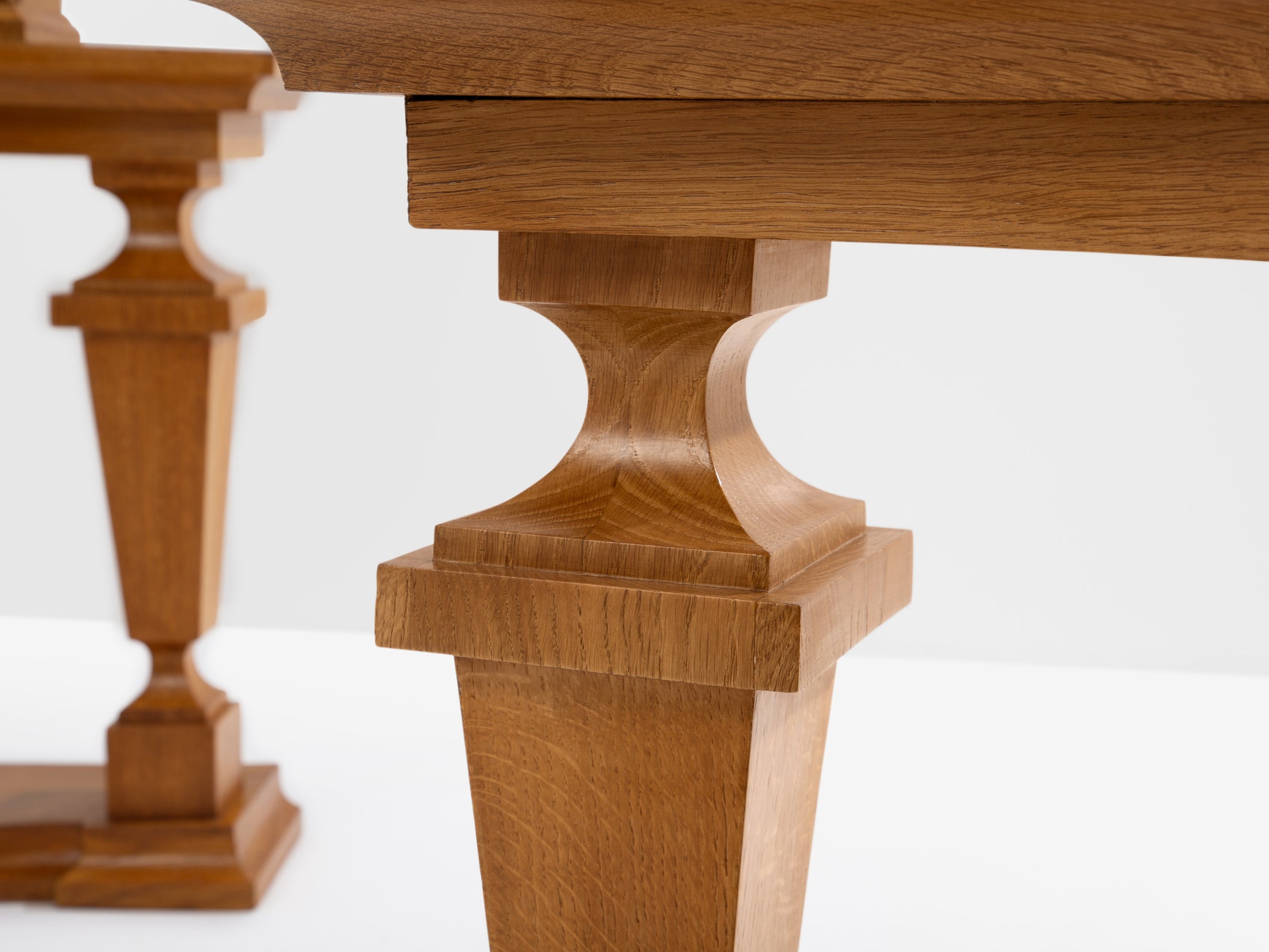 Paire de consoles d’encoignure chêne bronze attr. André Arbus 1940