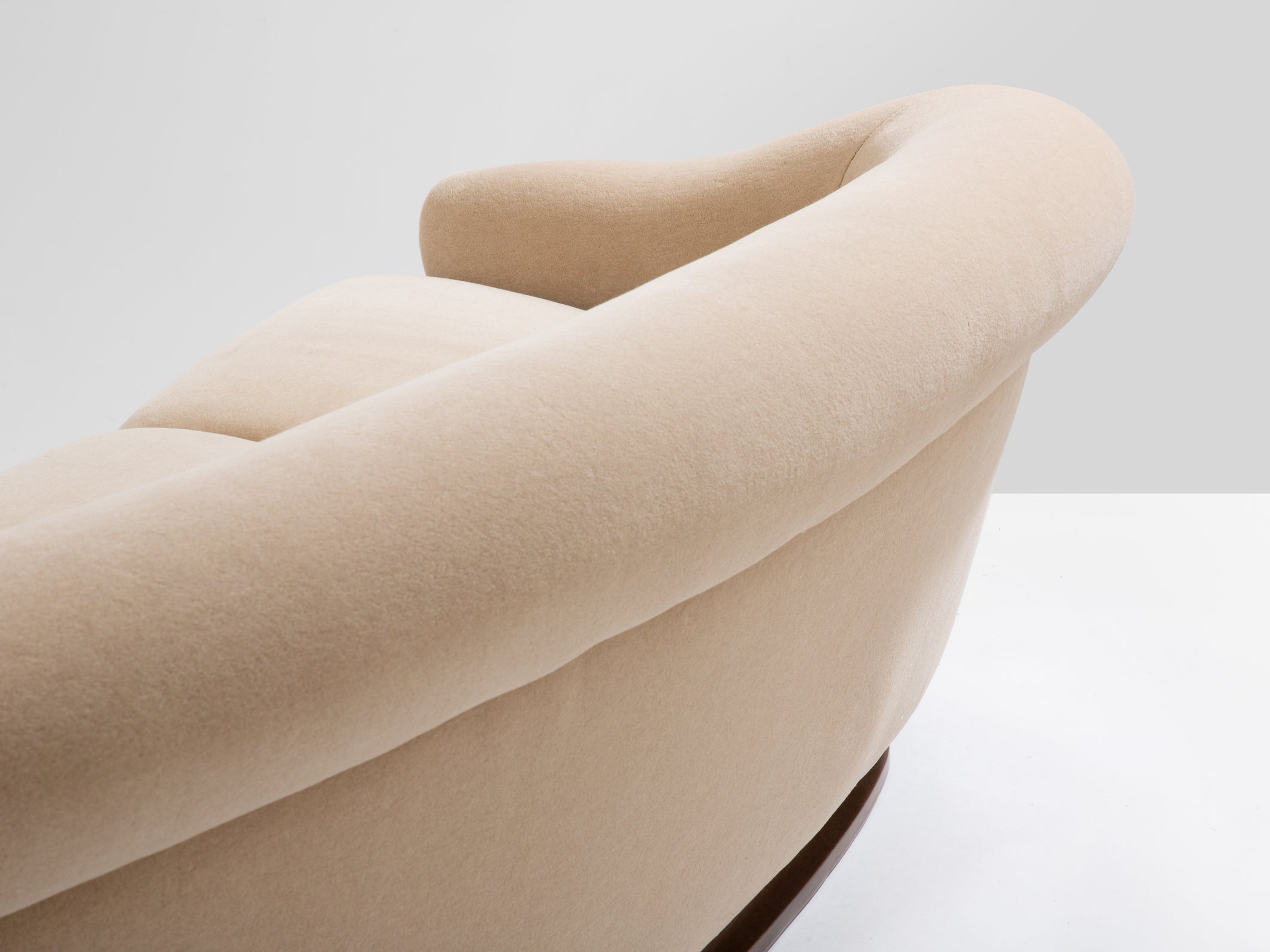 Canapé noyer et velours de mohair par Isa Bergamo 1940s