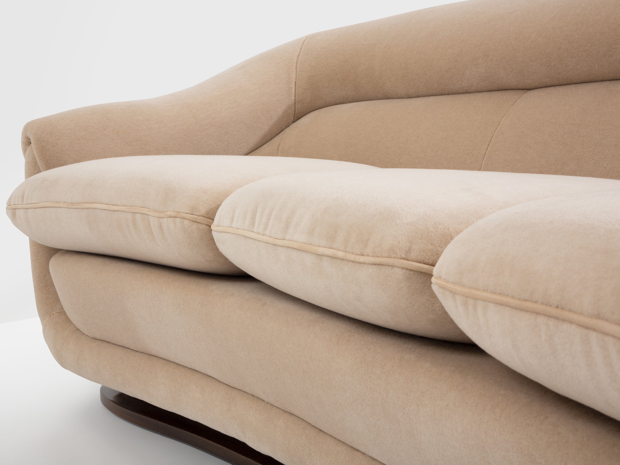 Canapé noyer et velours de mohair par Isa Bergamo 1940s