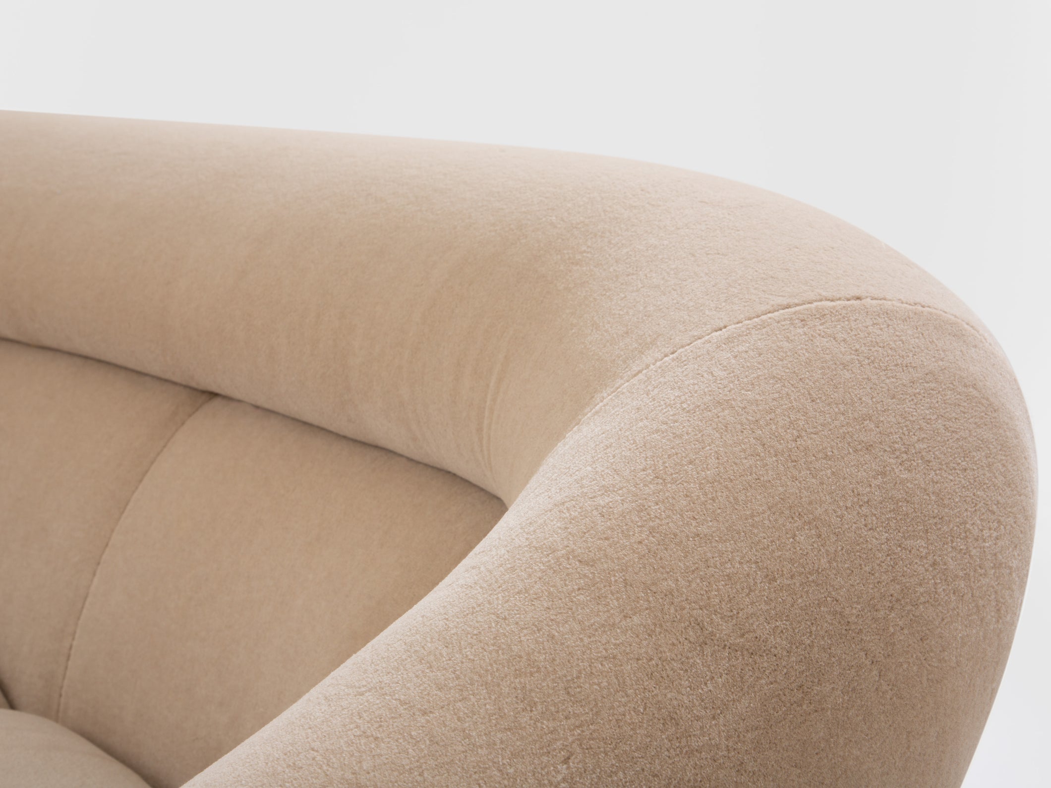 Canapé noyer et velours de mohair par Isa Bergamo 1940s