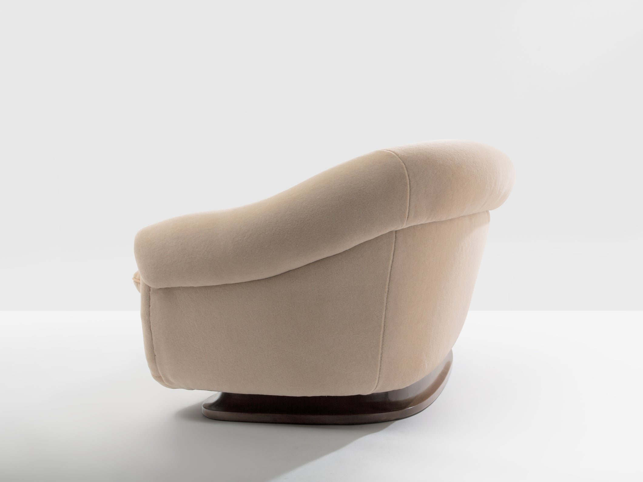 Canapé noyer et velours de mohair par Isa Bergamo 1940s