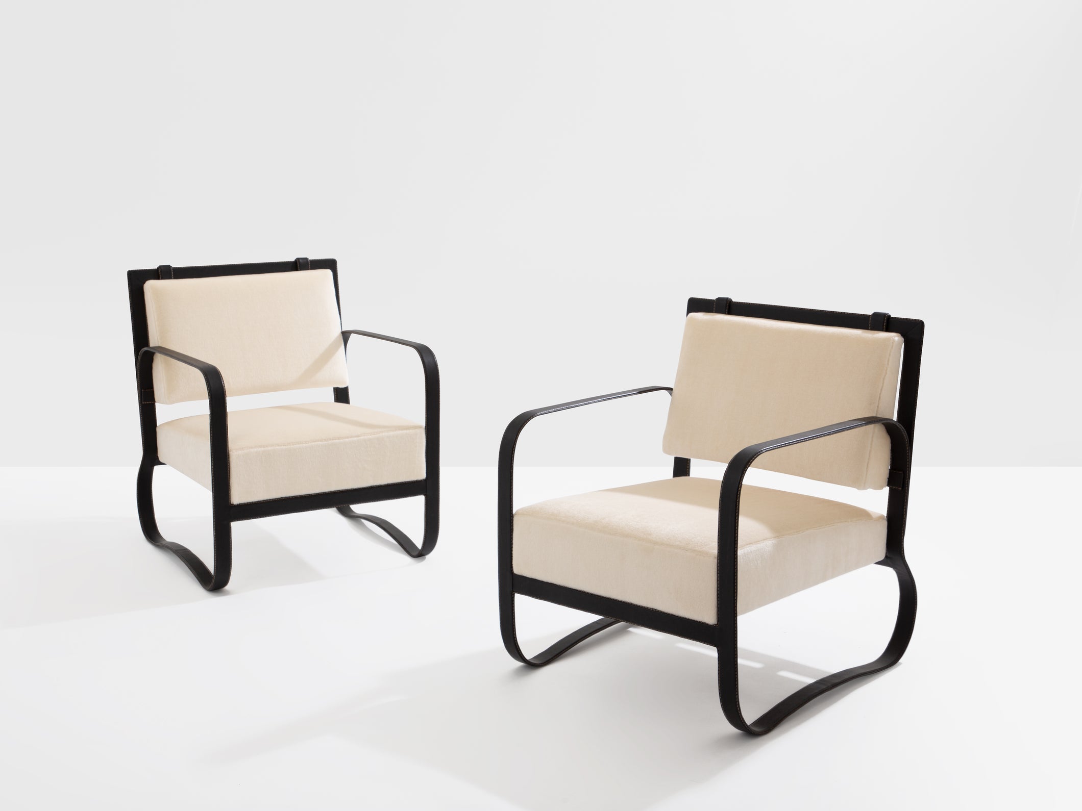 Jacques Adnet paire de fauteuils cuir noir et velours de mohair 1950