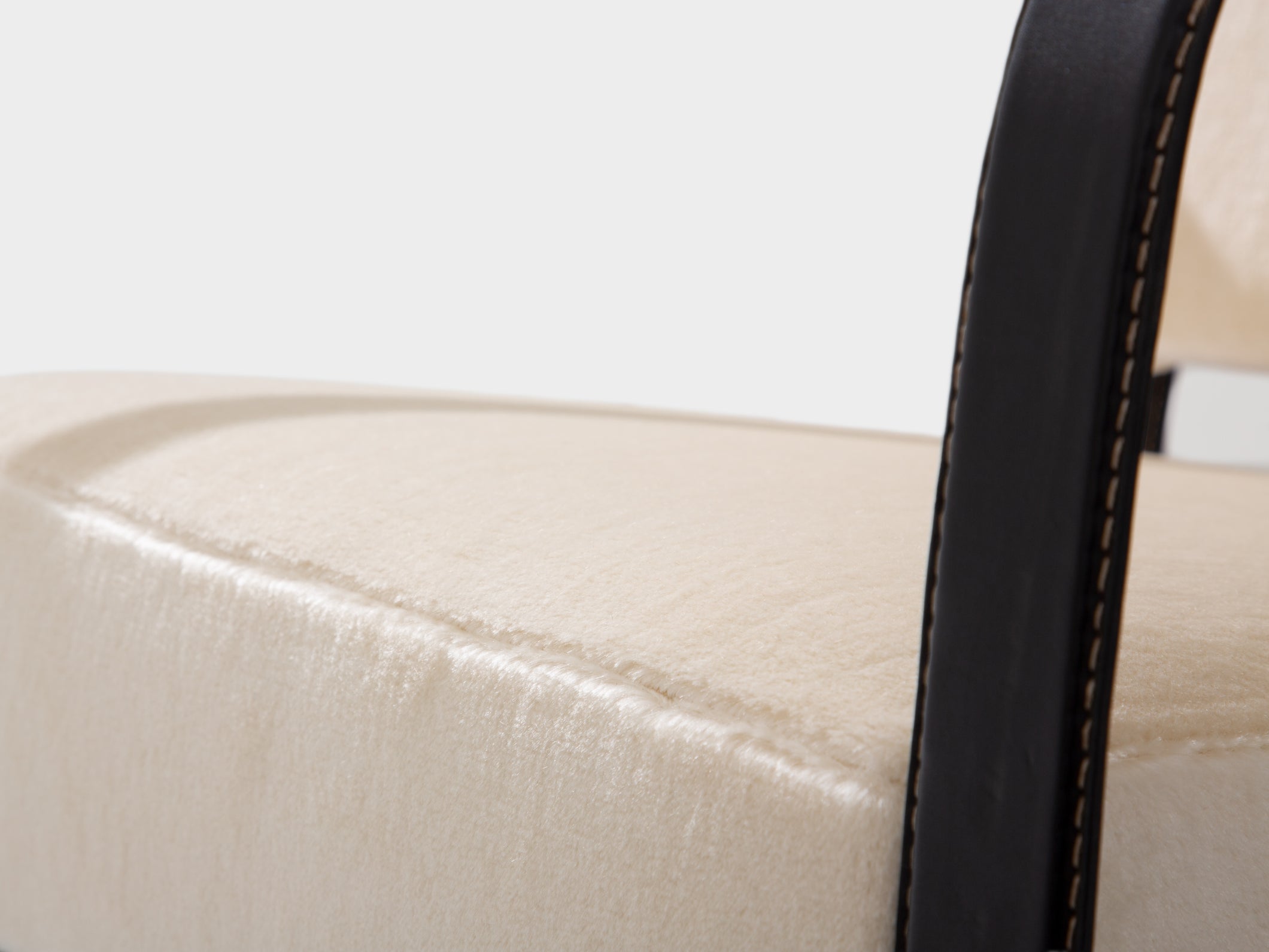 Jacques Adnet paire de fauteuils cuir noir et velours de mohair 1950