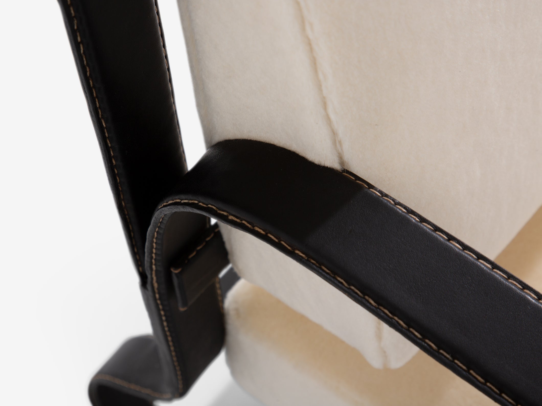 Jacques Adnet paire de fauteuils cuir noir et velours de mohair 1950