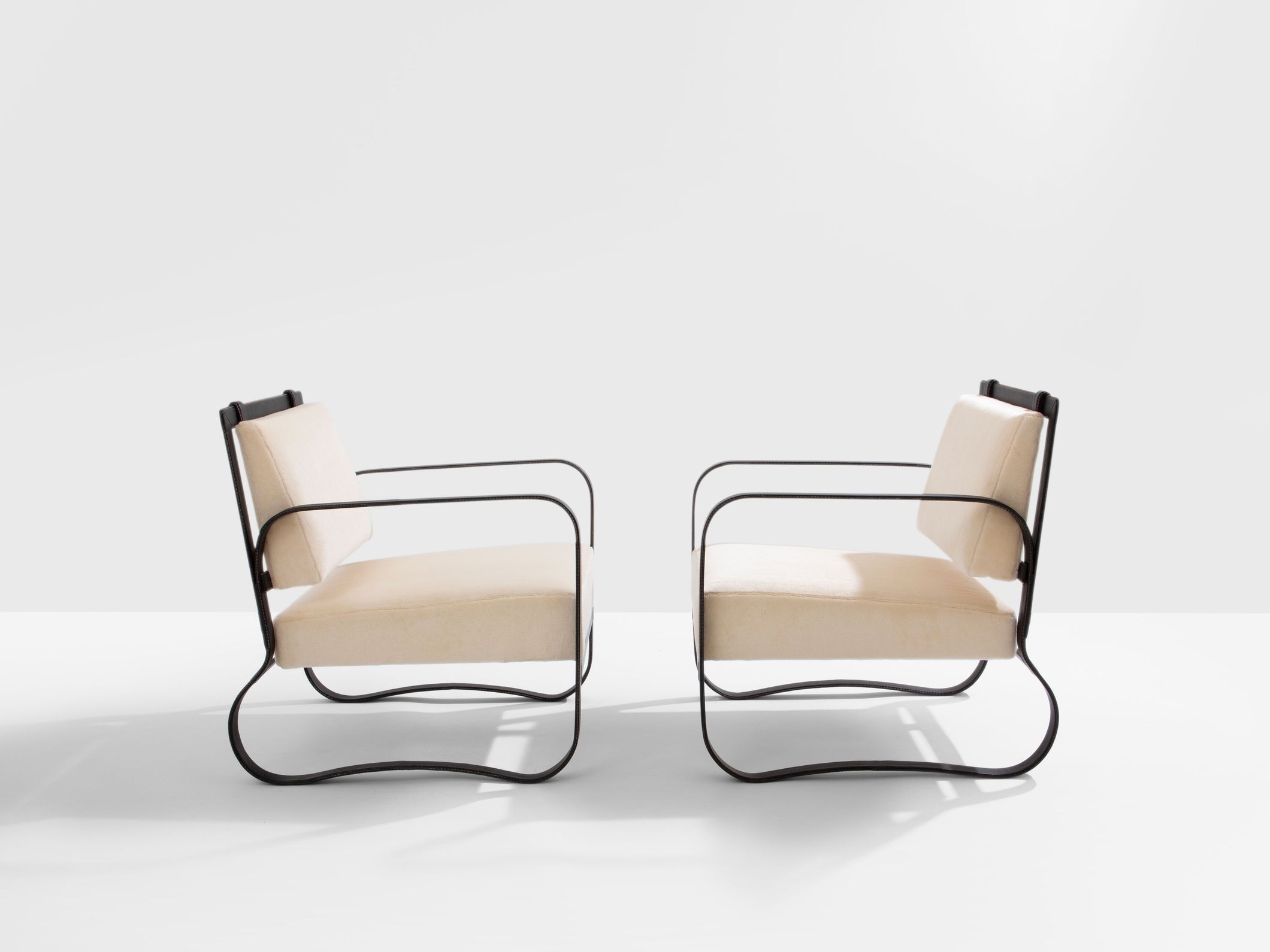 Jacques Adnet paire de fauteuils cuir noir et velours de mohair 1950