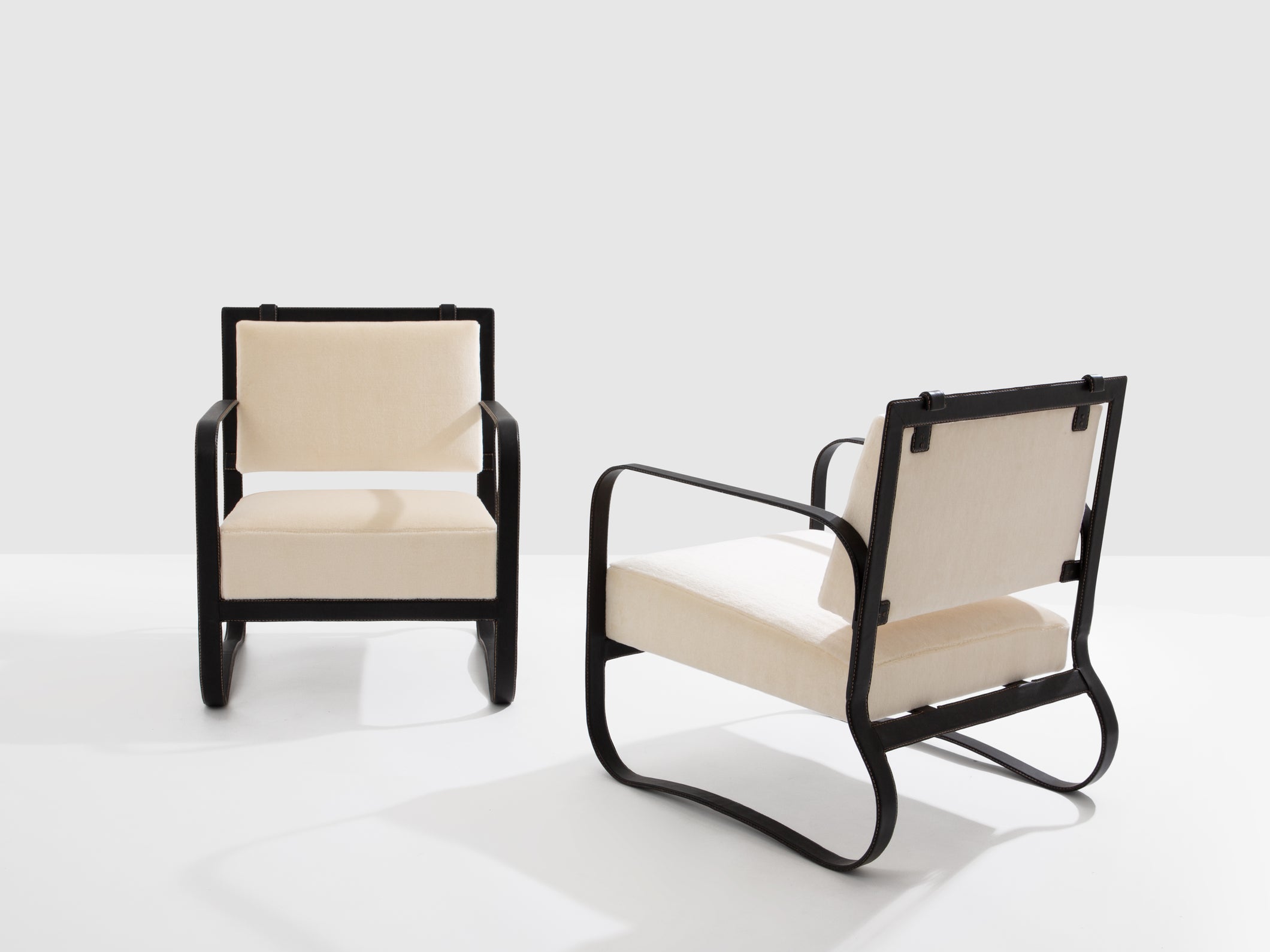 Jacques Adnet paire de fauteuils cuir noir et velours de mohair 1950