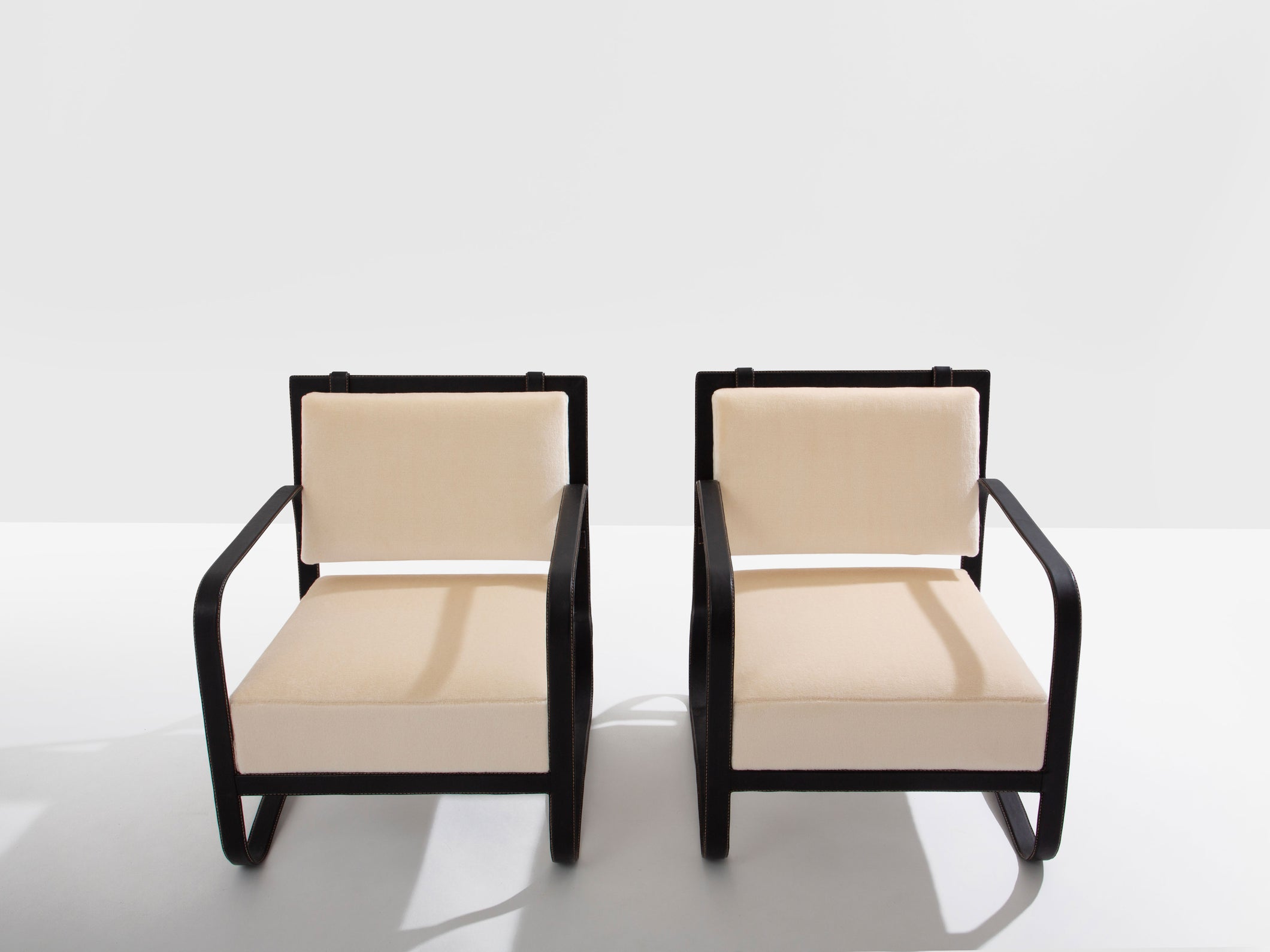 Jacques Adnet paire de fauteuils cuir noir et velours de mohair 1950