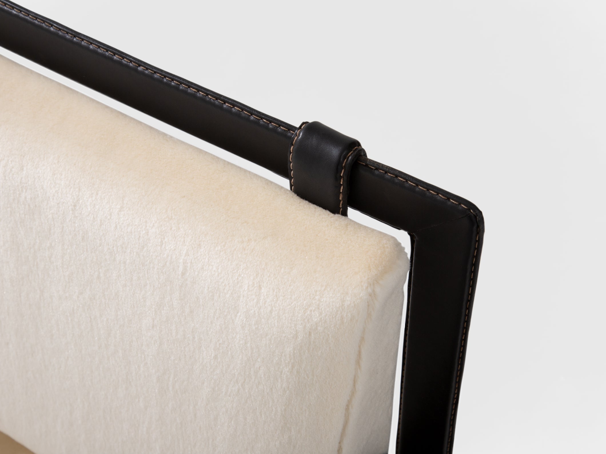 Jacques Adnet paire de fauteuils cuir noir et velours de mohair 1950