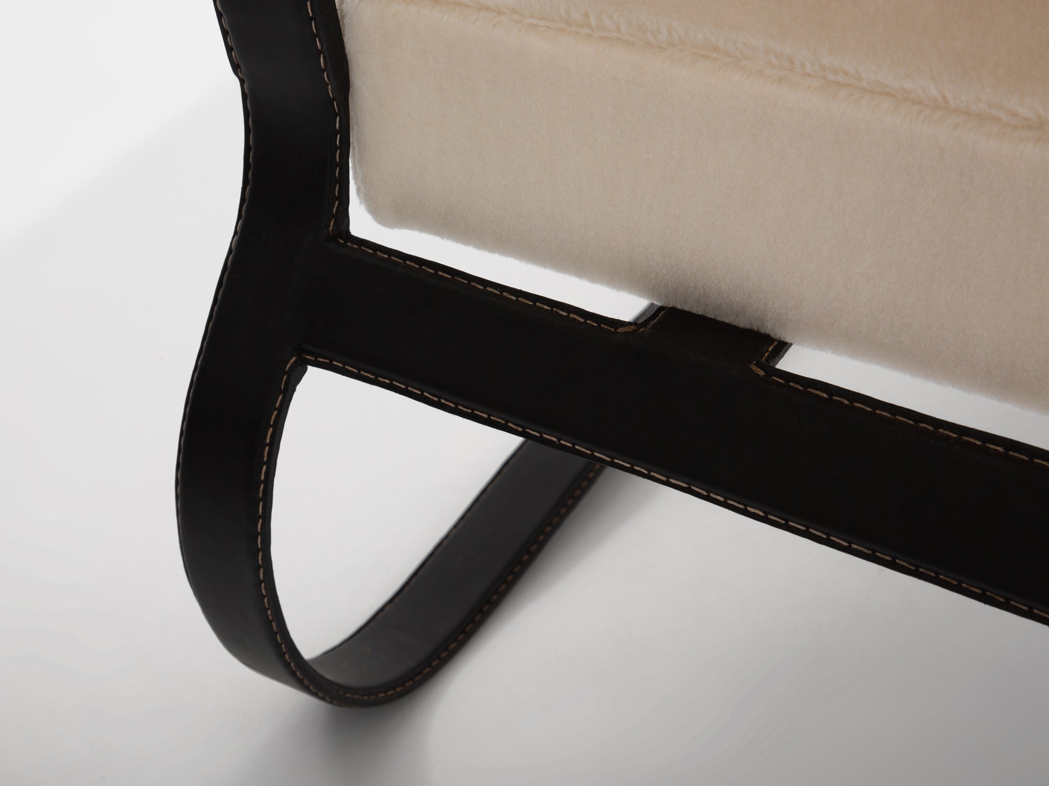 Jacques Adnet paire de fauteuils cuir noir et velours de mohair 1950