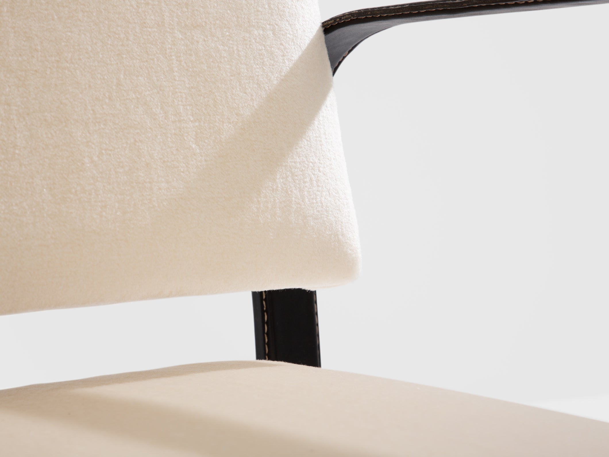 Jacques Adnet paire de fauteuils cuir noir et velours de mohair 1950