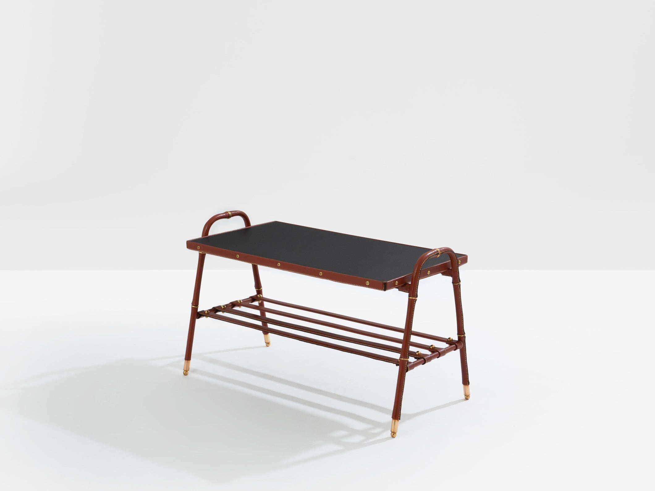 Jacques Adnet table basse cuir rouge piqué sellier et laiton 1950