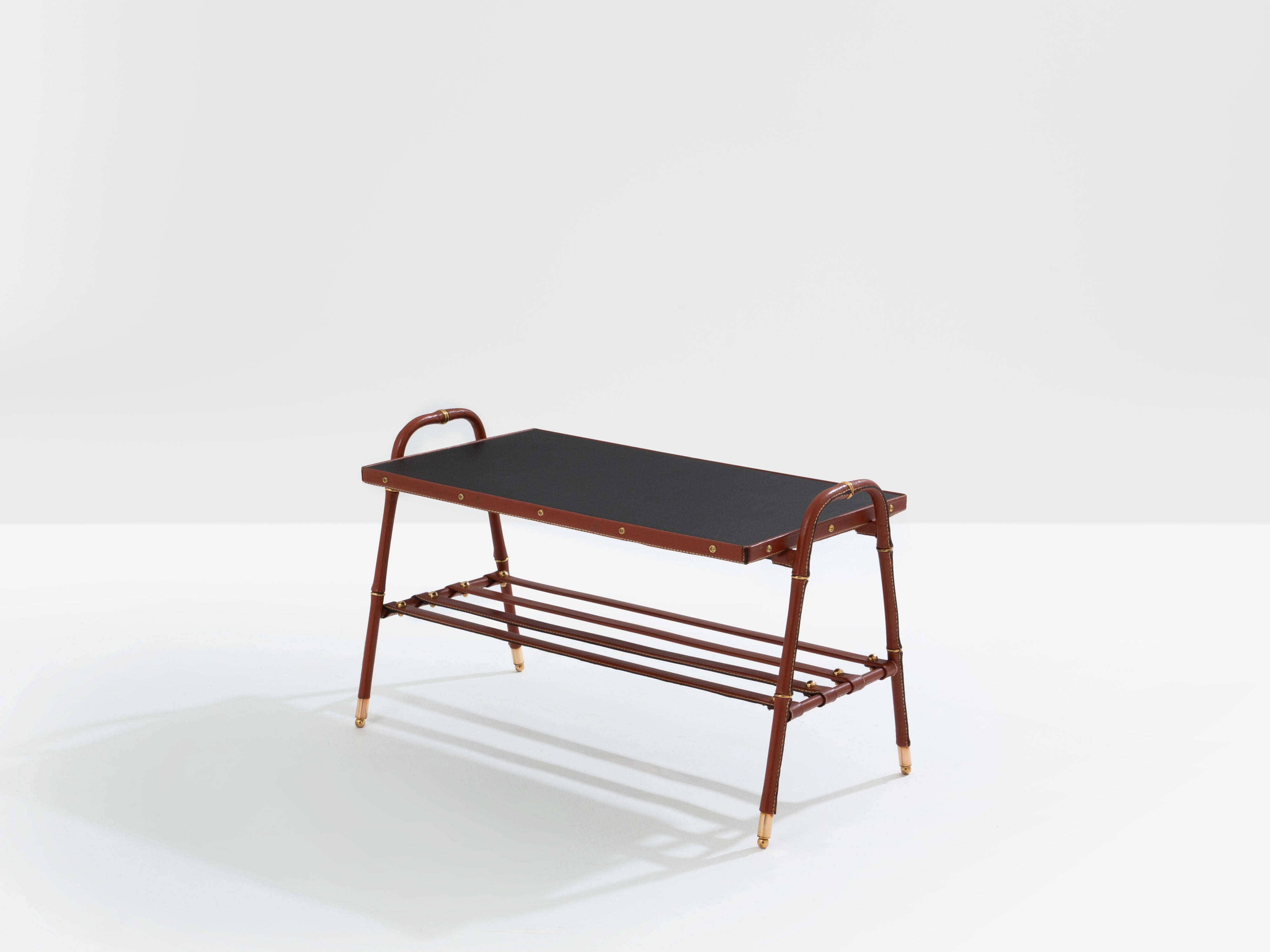 Jacques Adnet table basse cuir rouge piqué sellier et laiton 1950
