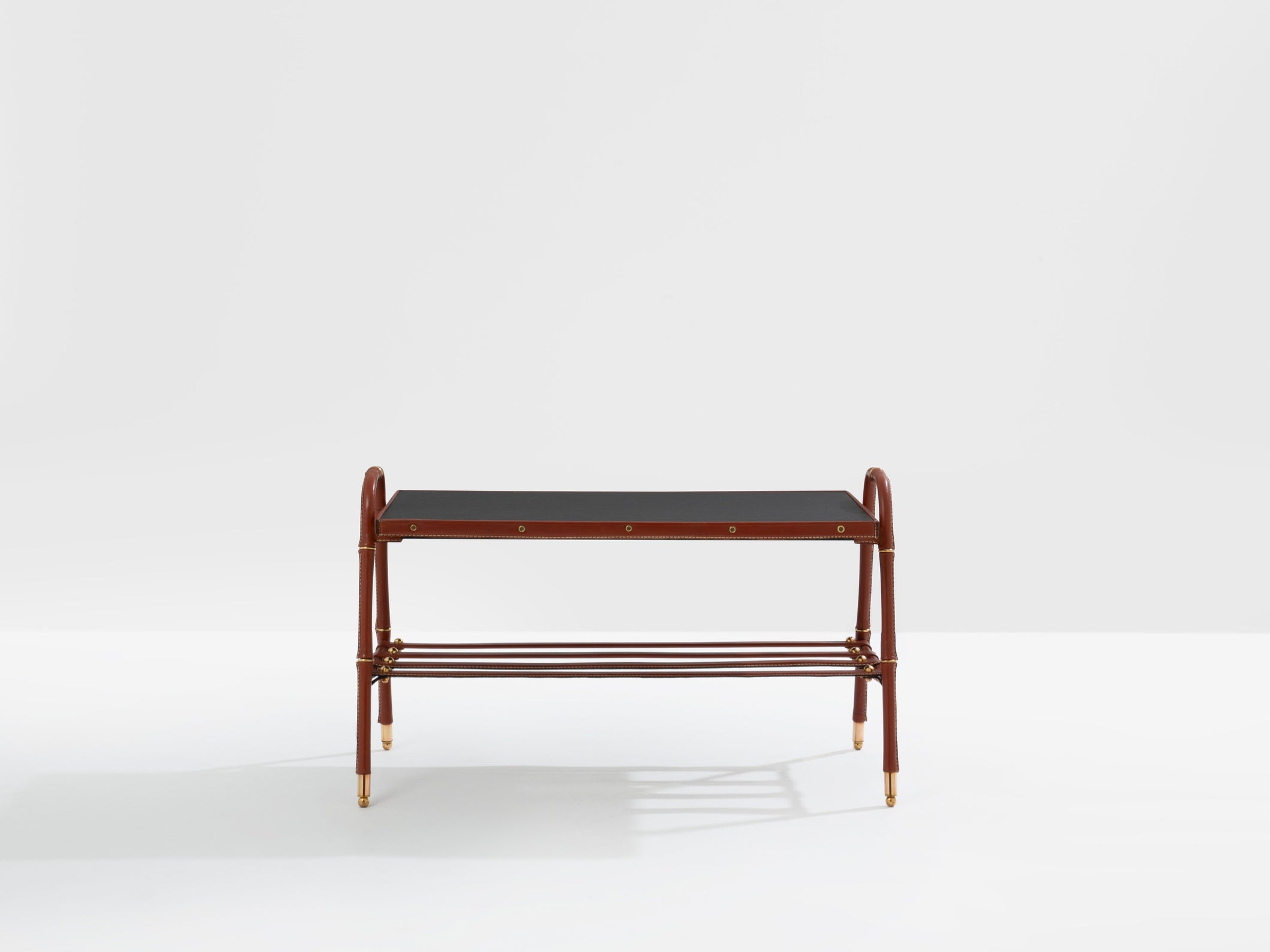 Jacques Adnet table basse cuir rouge piqué sellier et laiton 1950
