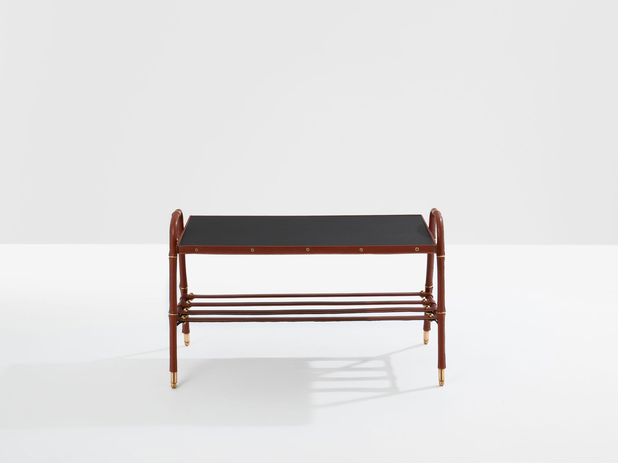 Jacques Adnet table basse cuir rouge piqué sellier et laiton 1950
