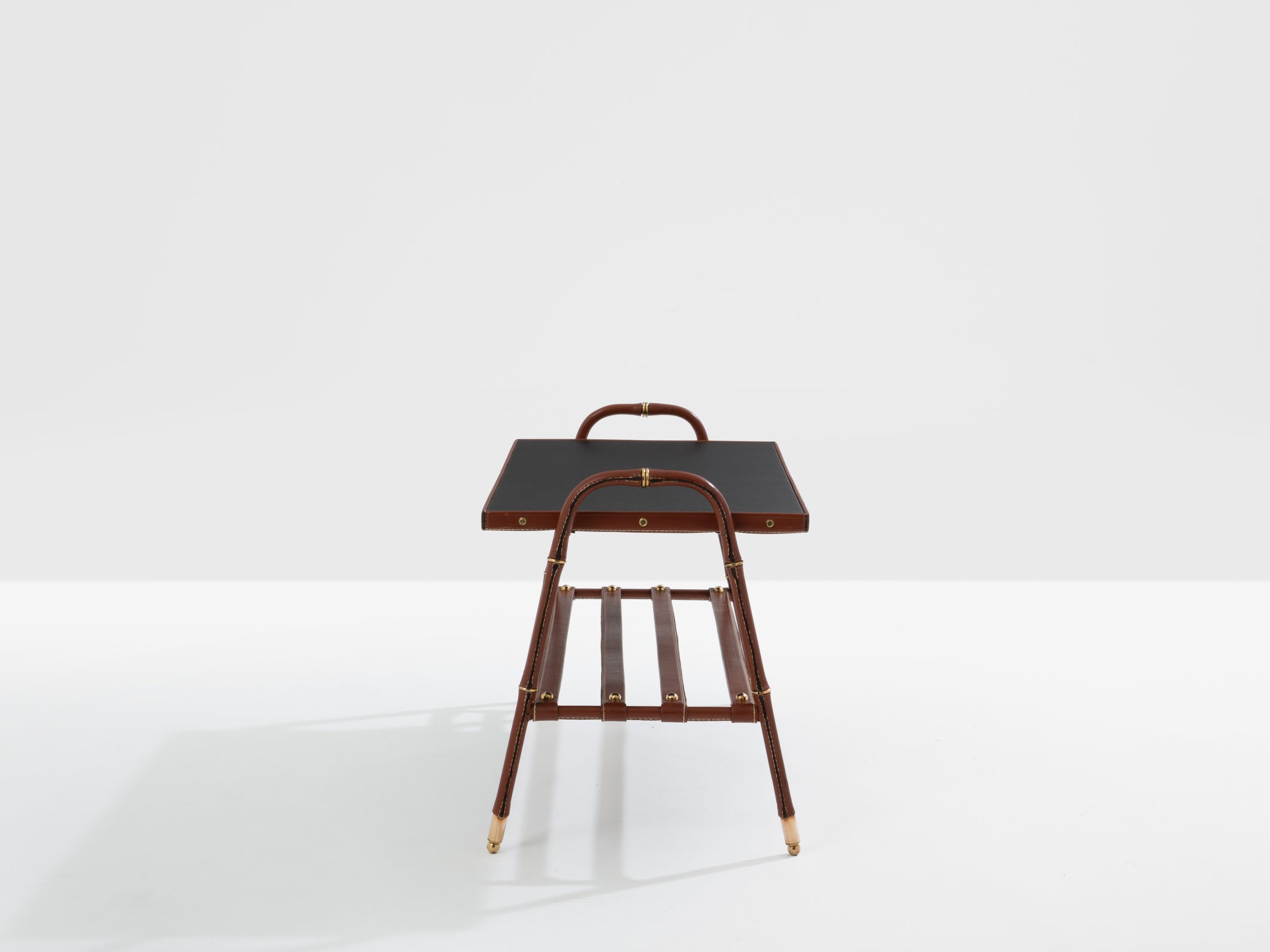 Jacques Adnet table basse cuir rouge piqué sellier et laiton 1950