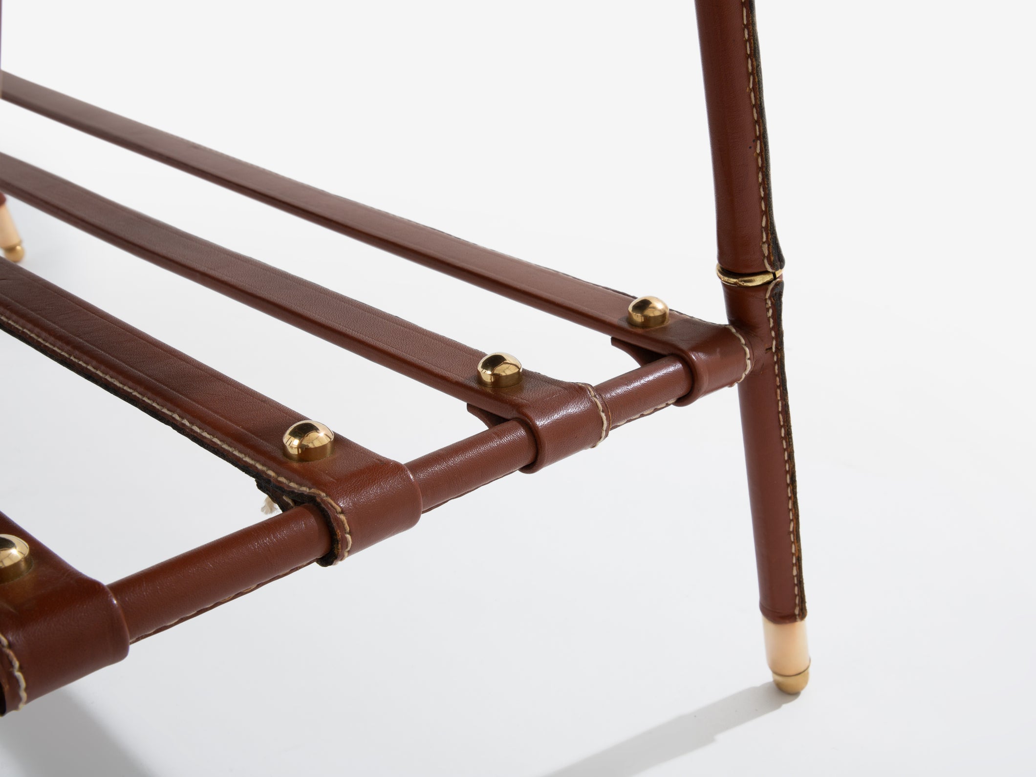 Jacques Adnet table basse cuir rouge piqué sellier et laiton 1950