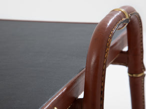 Jacques Adnet table basse cuir rouge piqué sellier et laiton 1950