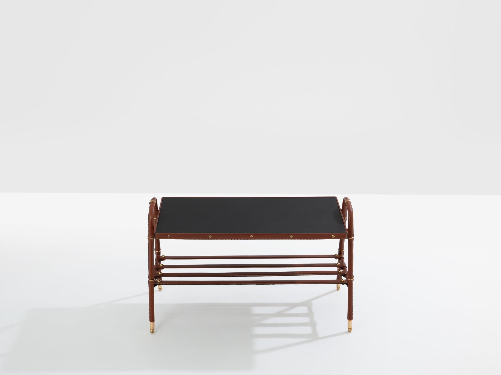 Jacques Adnet table basse cuir rouge piqué sellier et laiton 1950