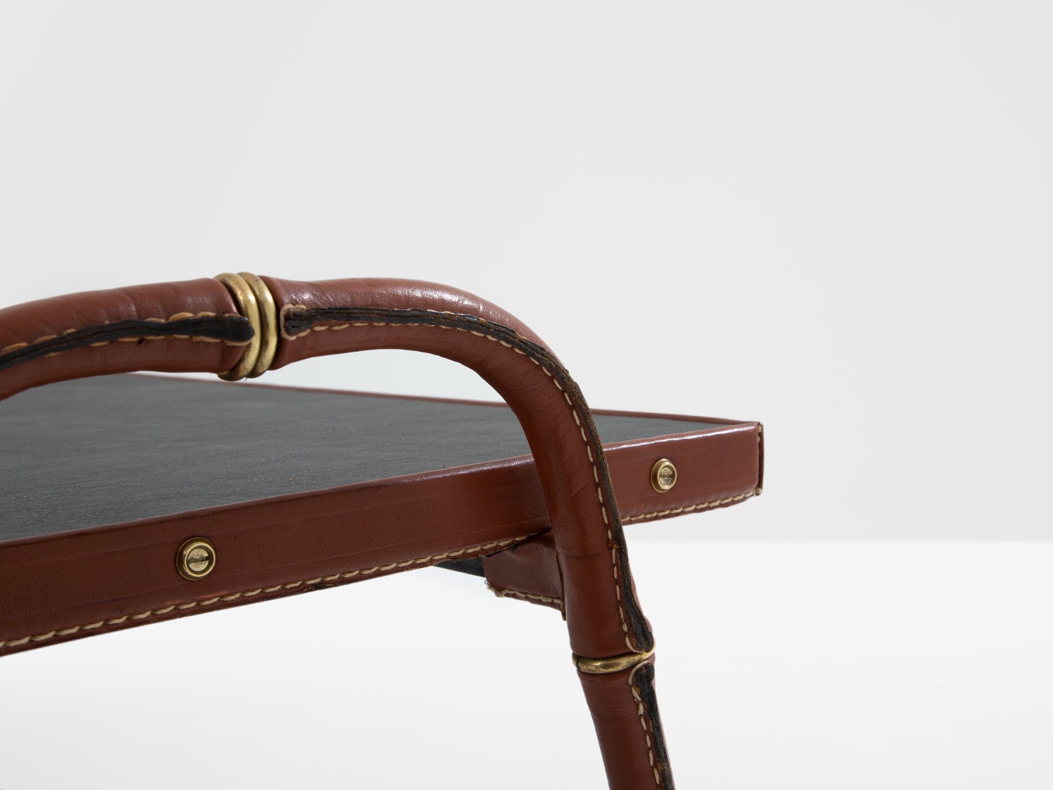 Jacques Adnet table basse cuir rouge piqué sellier et laiton 1950