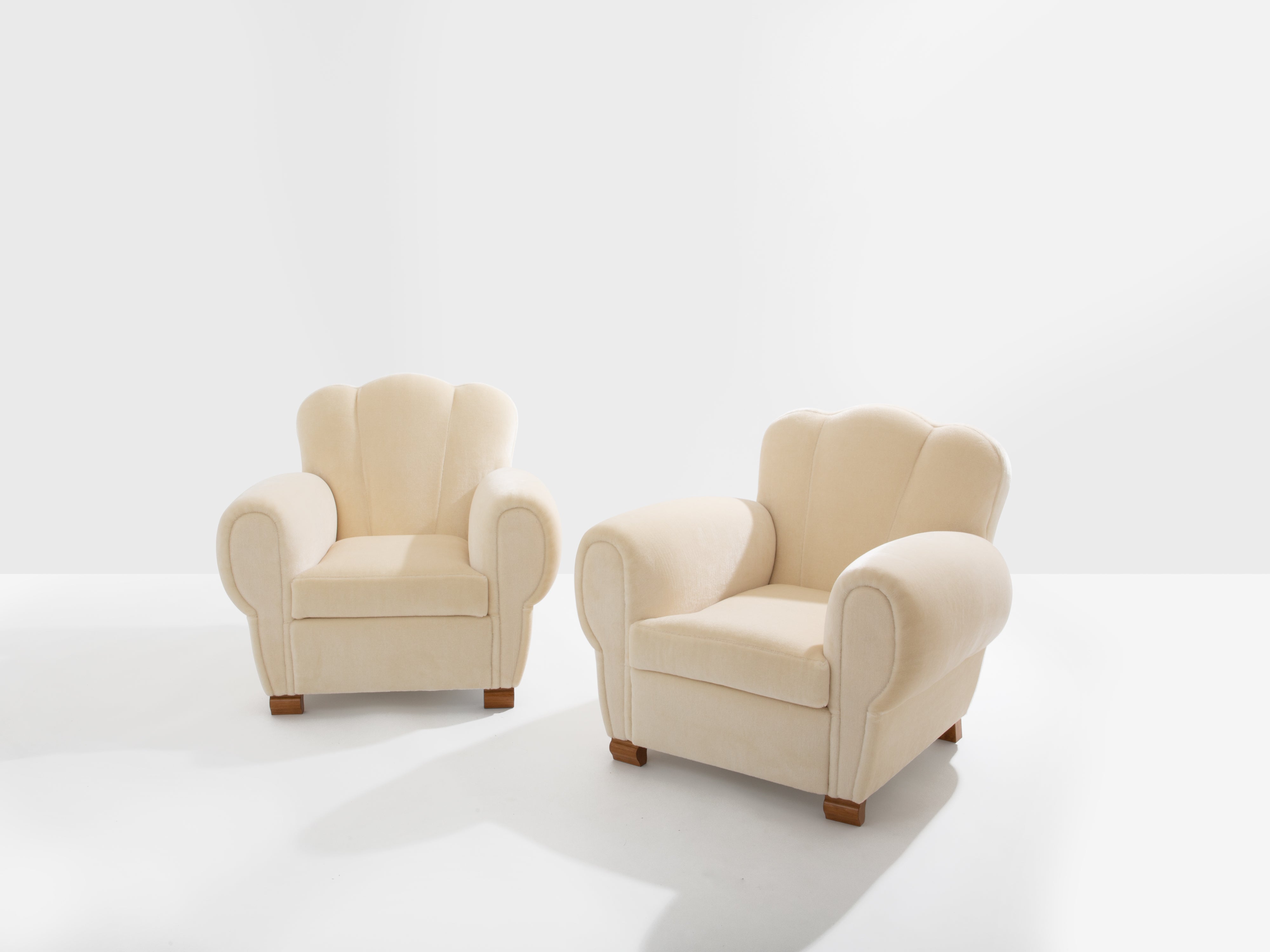 Jules Leleu paire de fauteuils clubs velours de mohair blanc 1940