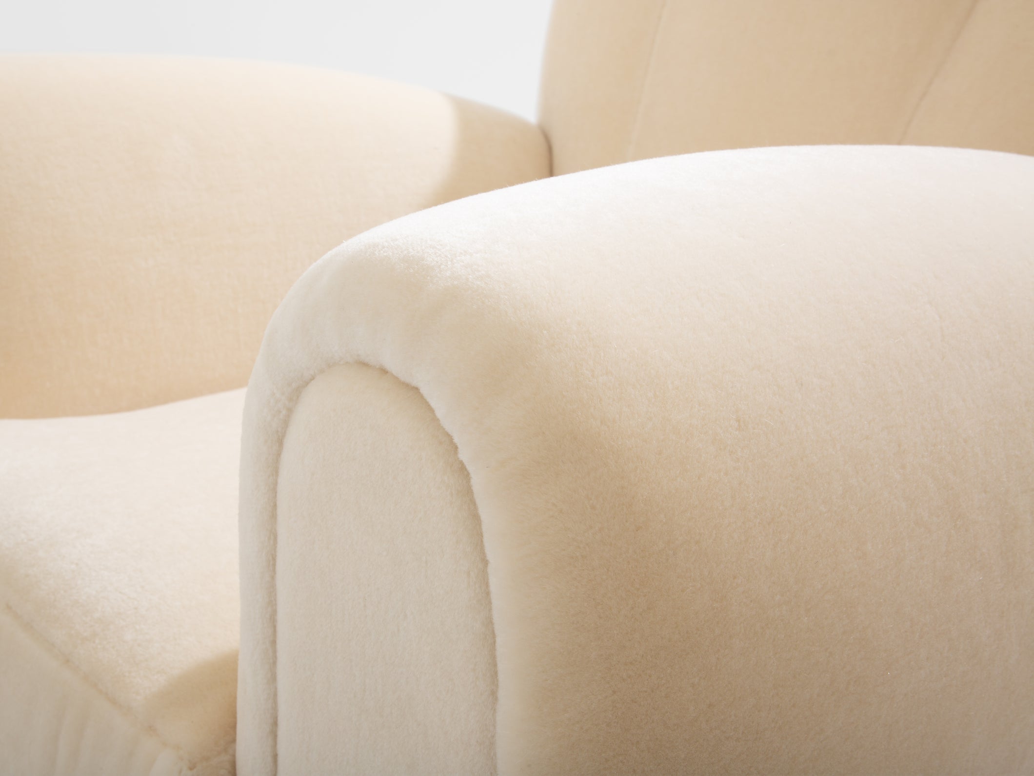 Jules Leleu paire de fauteuils clubs velours de mohair blanc 1940