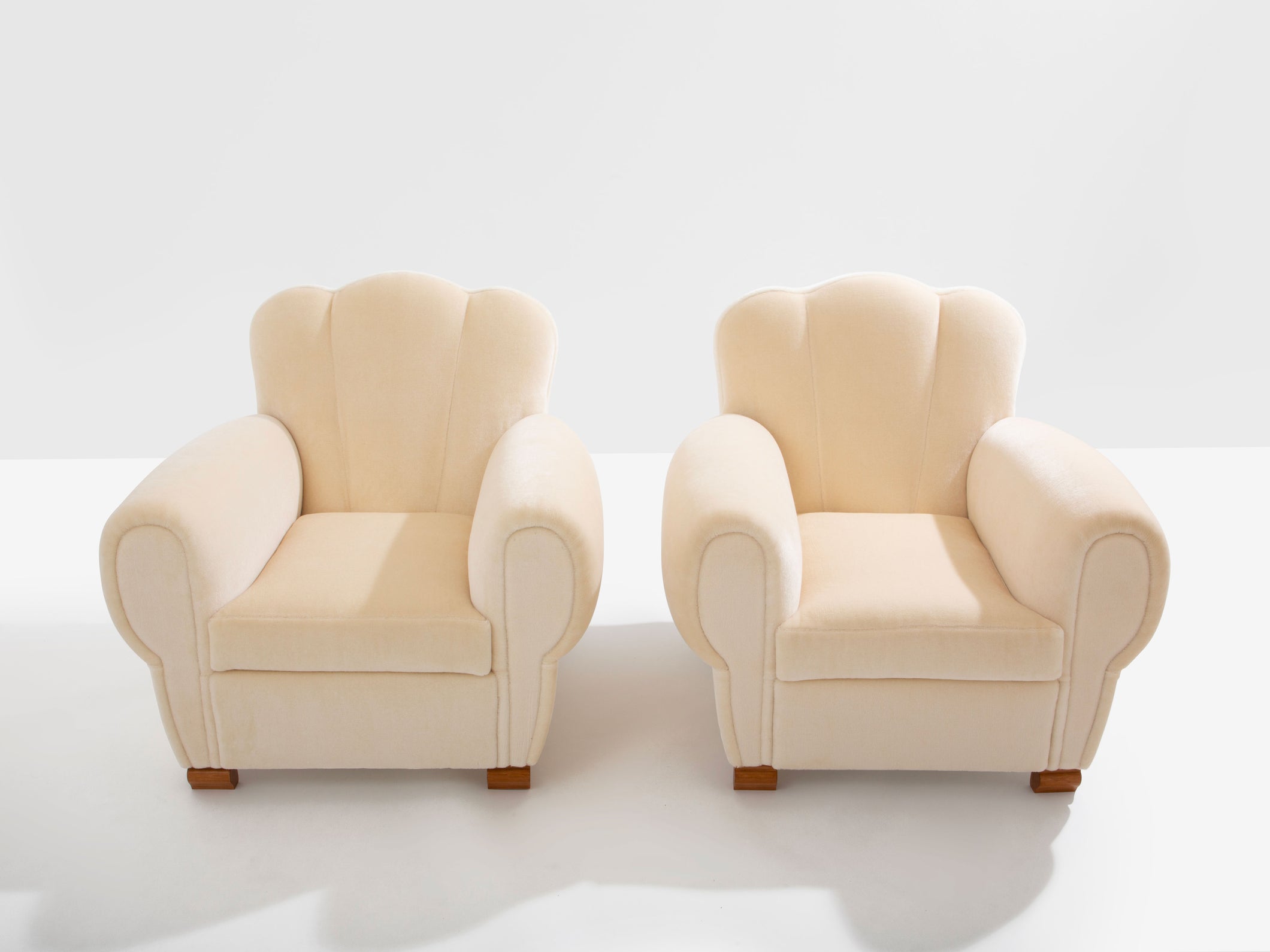 Jules Leleu paire de fauteuils clubs velours de mohair blanc 1940