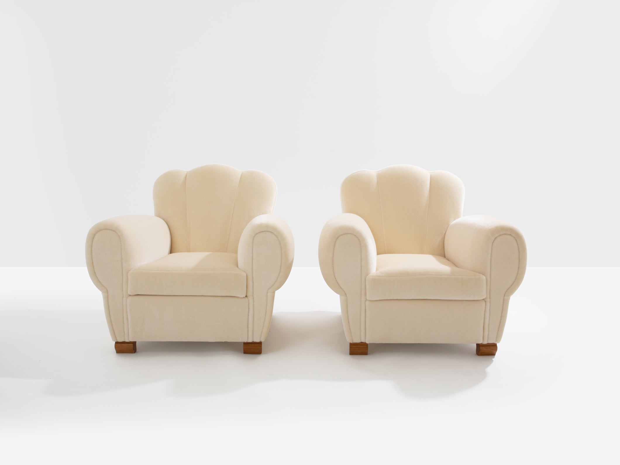 Jules Leleu paire de fauteuils clubs velours de mohair blanc 1940