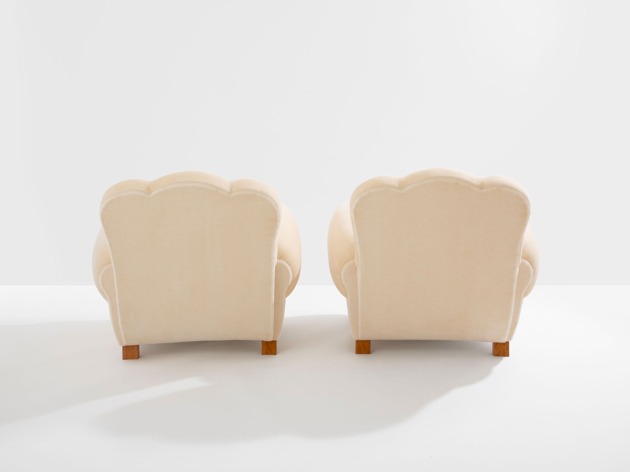 Jules Leleu paire de fauteuils clubs velours de mohair blanc 1940