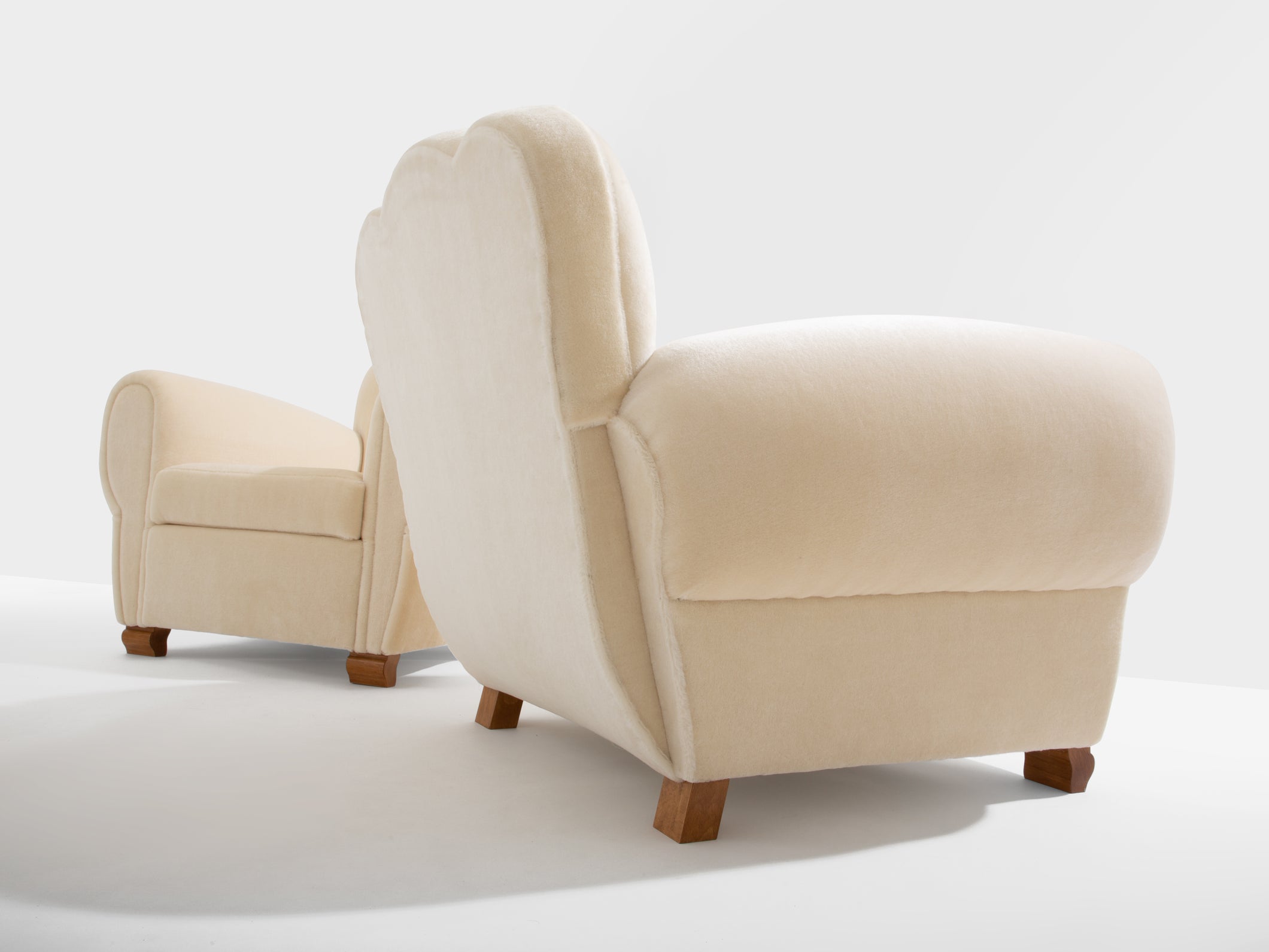 Jules Leleu paire de fauteuils clubs velours de mohair blanc 1940