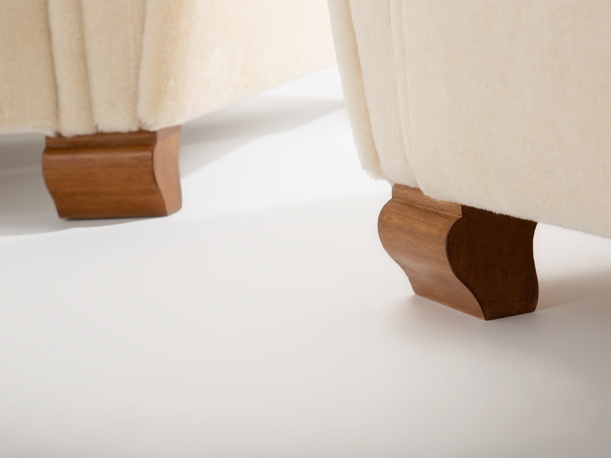 Jules Leleu paire de fauteuils clubs velours de mohair blanc 1940