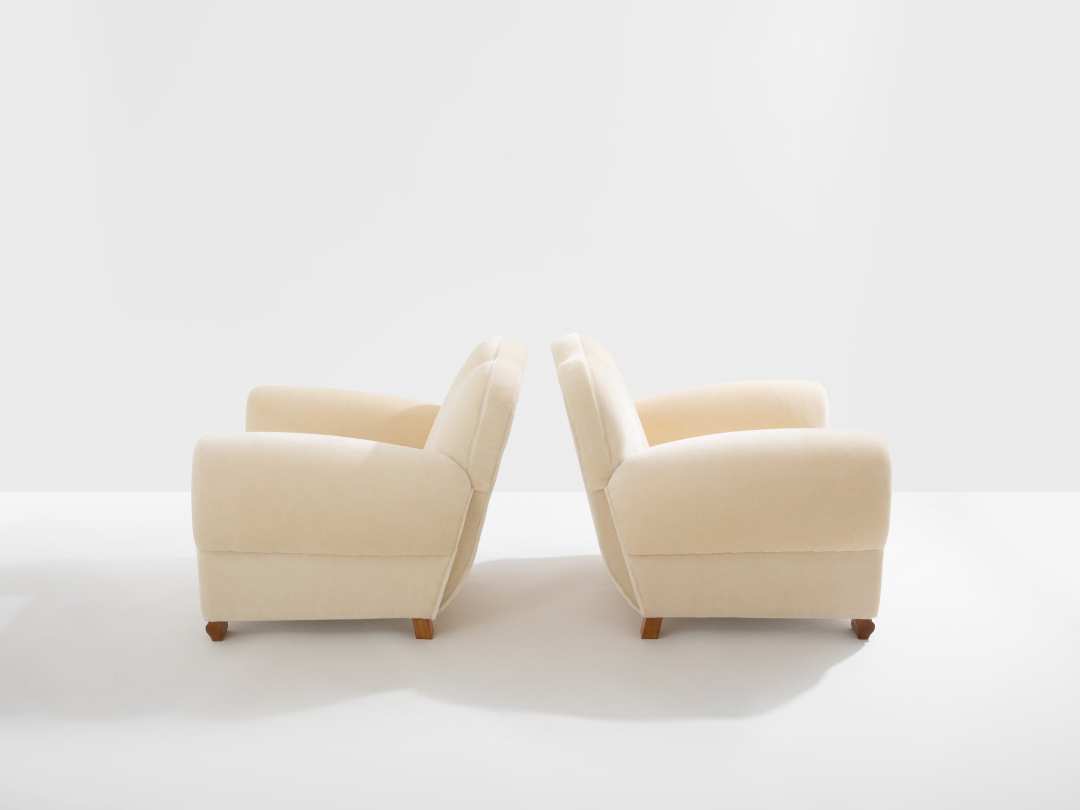 Jules Leleu paire de fauteuils clubs velours de mohair blanc 1940