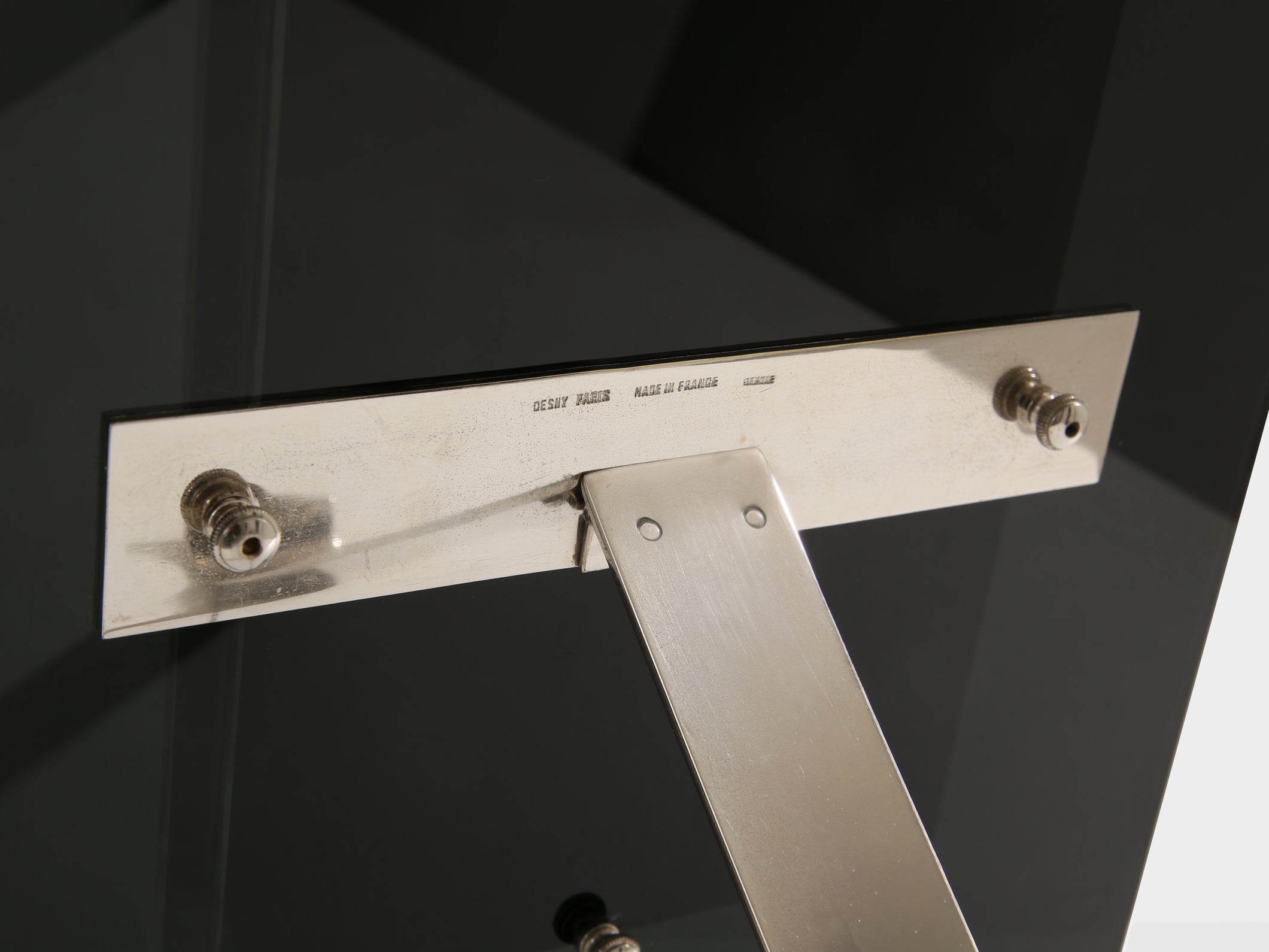 Miroir de table Art Déco métal nickelé verre par La Maison Desny 1930