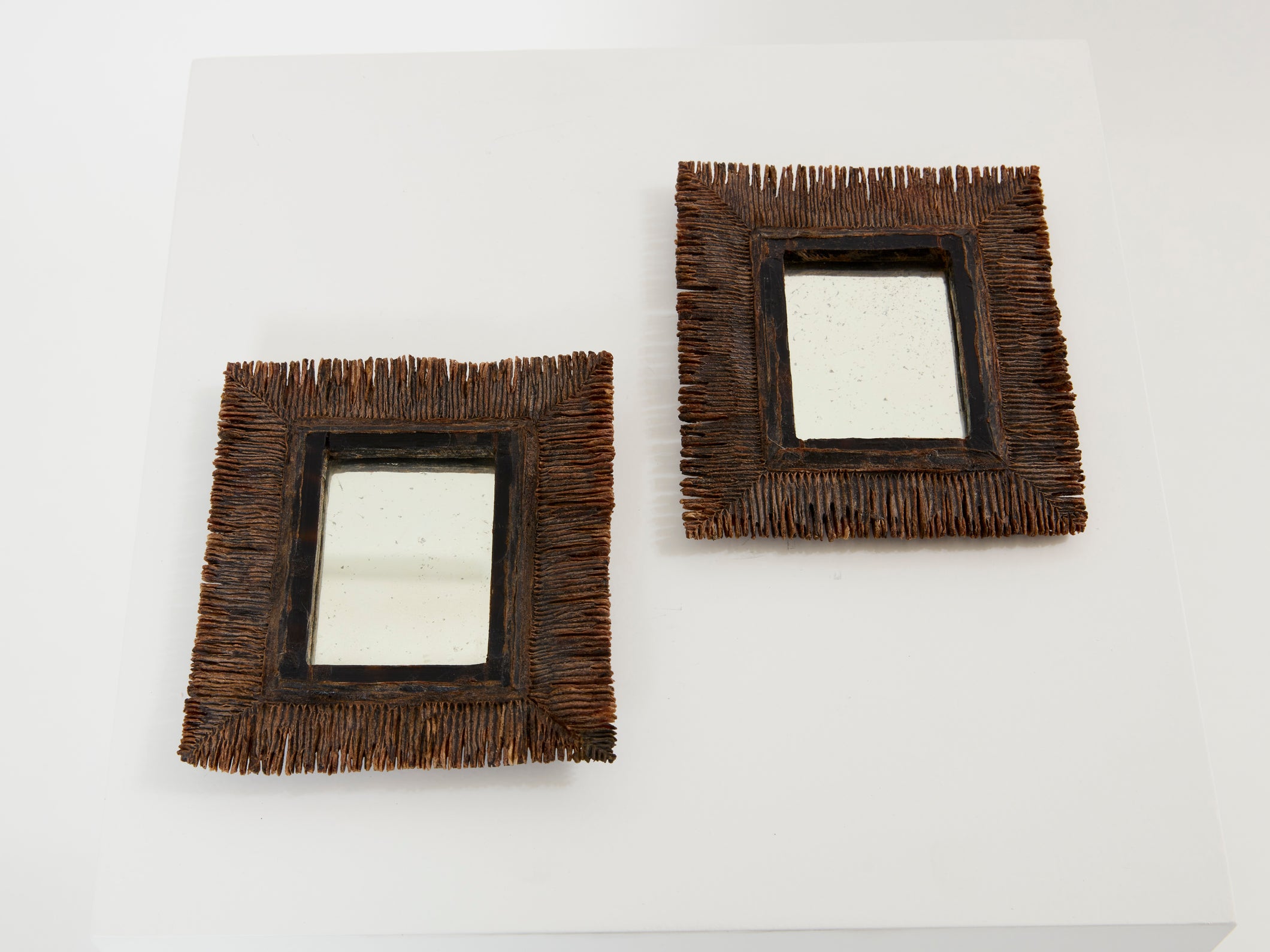 Rare paire de miroirs en Talosel “déchiquetée” par Line Vautrin 1960
