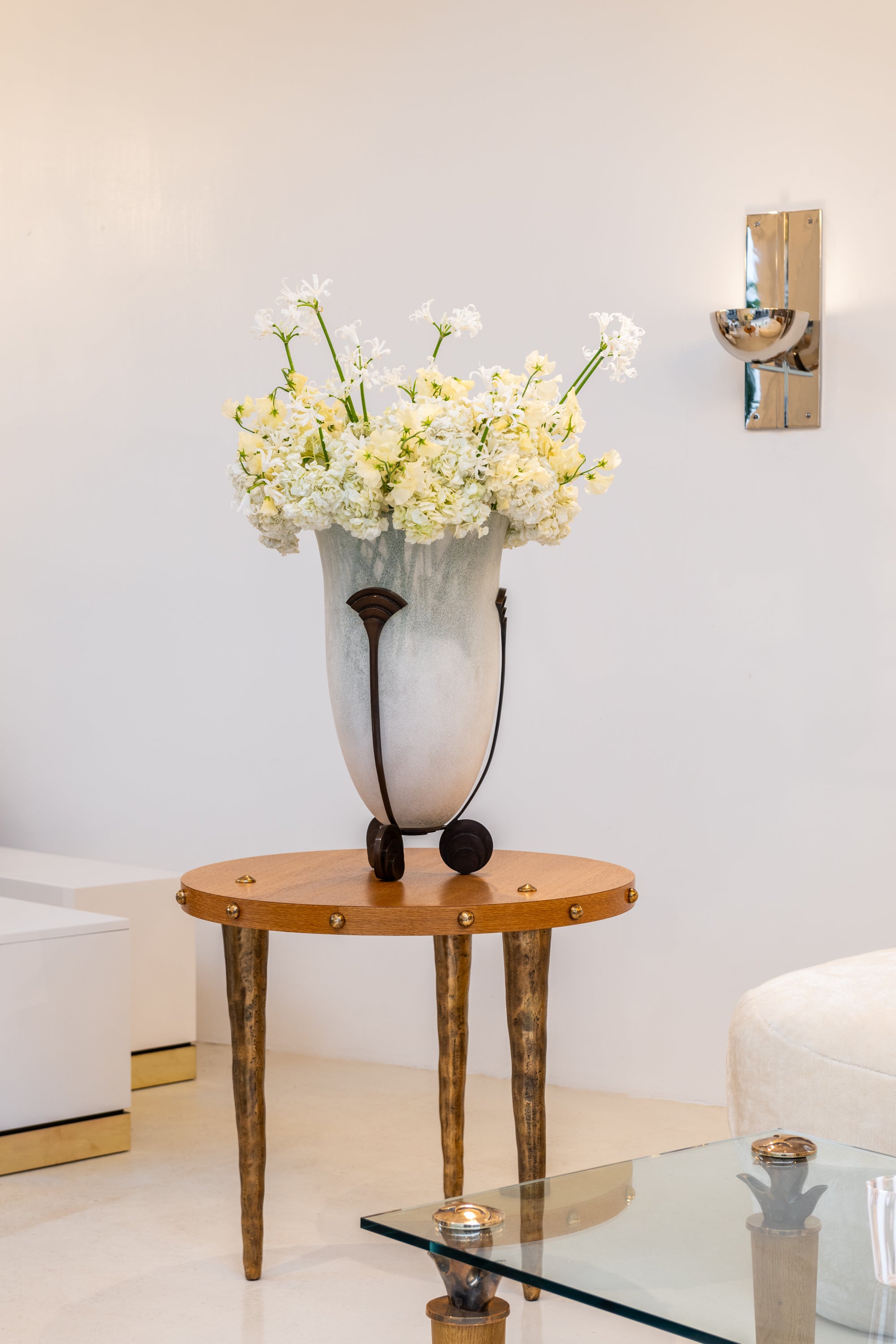 Guéridon tripode chêne et bronze patiné par Garouste & Bonetti 1987