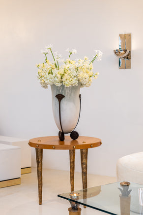 Guéridon tripode chêne et bronze patiné par Garouste & Bonetti 1987