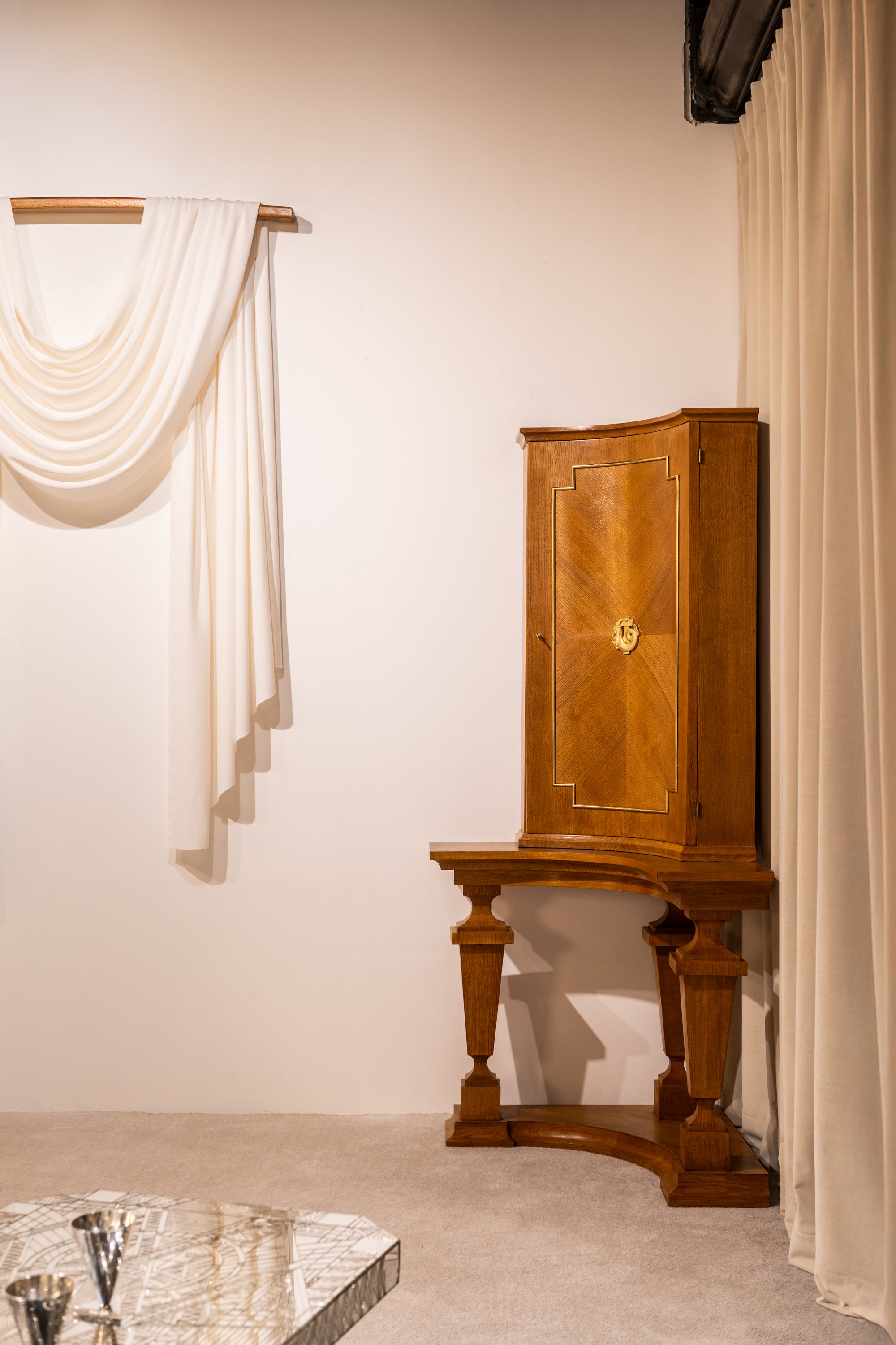 Paire de consoles d’encoignure chêne bronze attr. André Arbus 1940