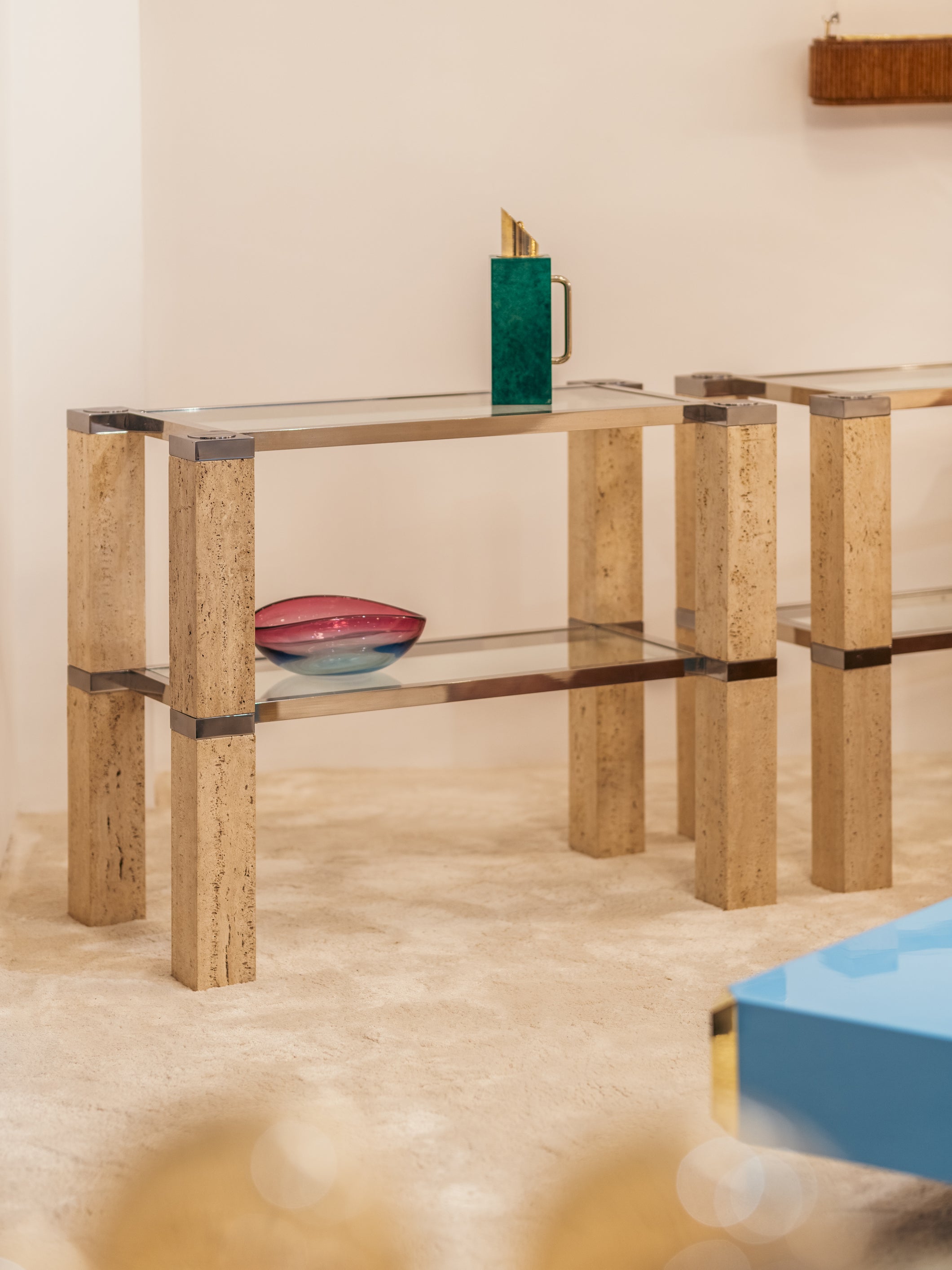 Paire de consoles travertin et chrome François Catroux 1973
