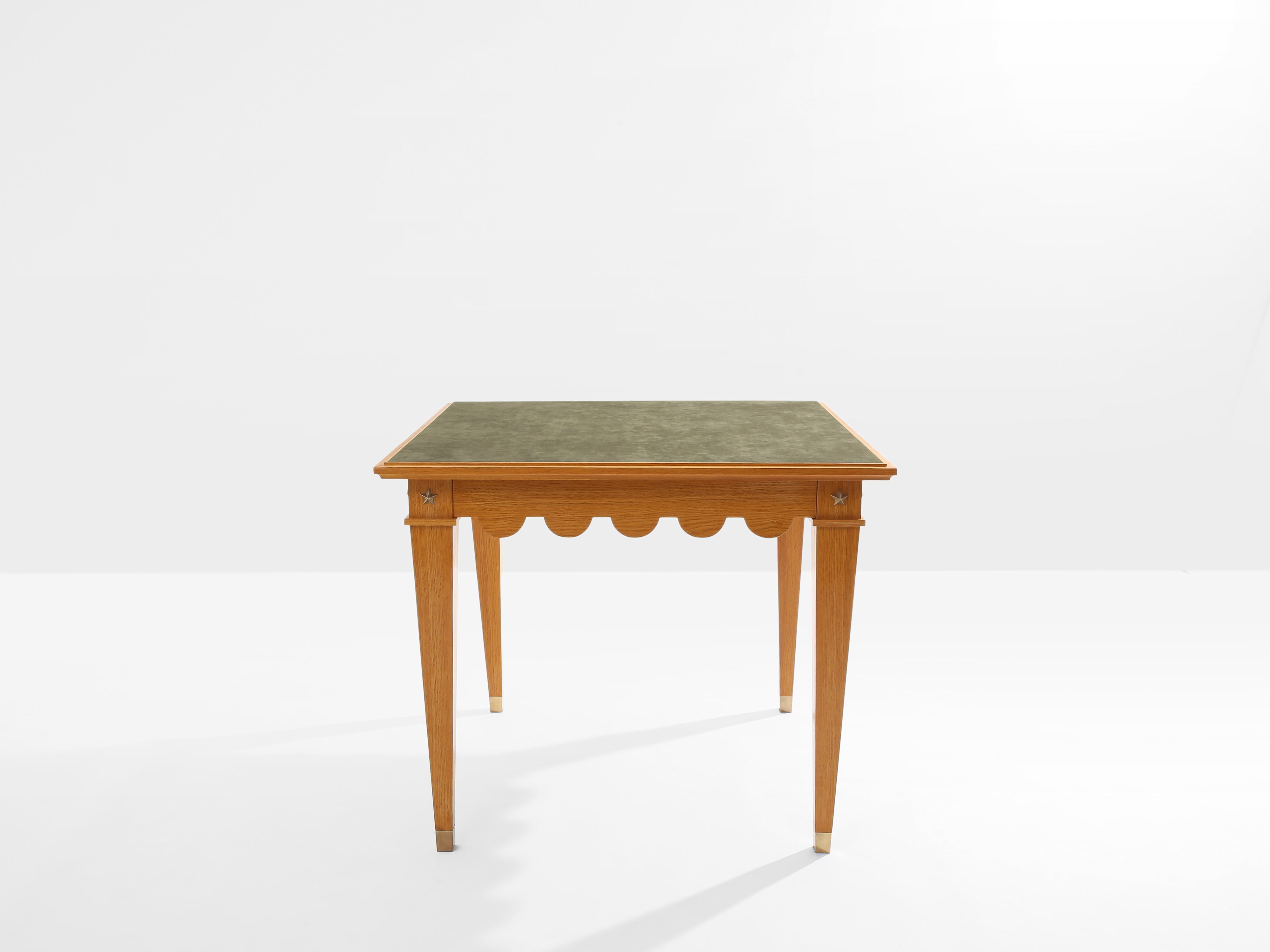 Maxime Old table à jeux chêne laiton suédine verte vers 1940 