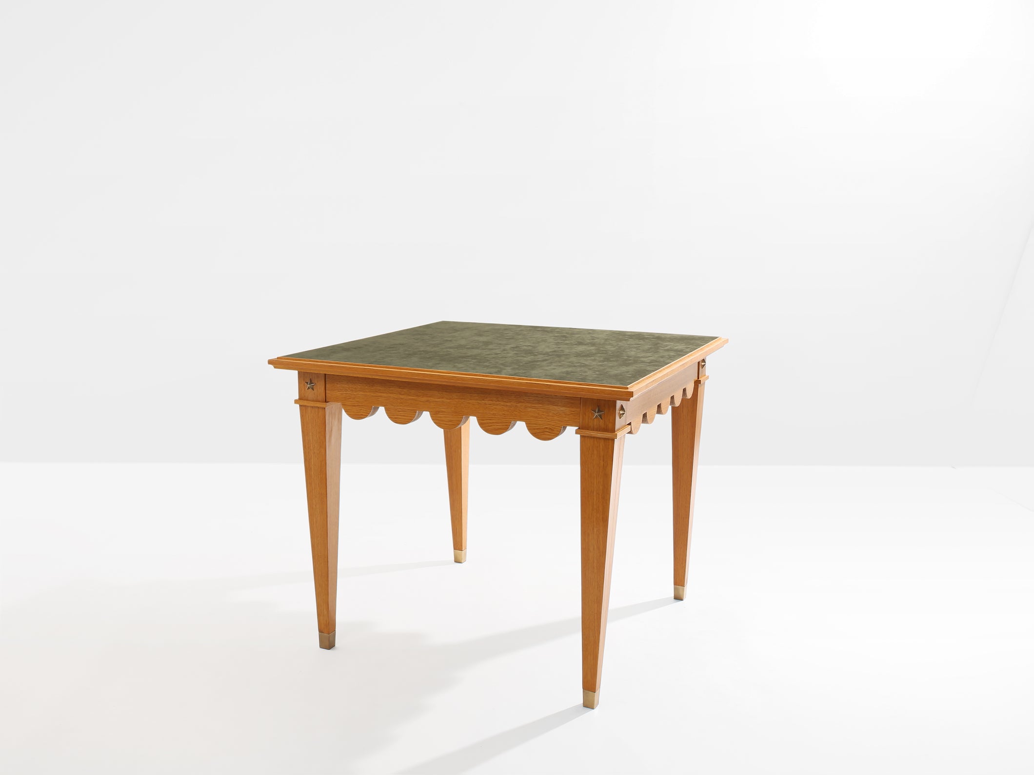 Maxime Old table à jeux chêne laiton suédine verte vers 1940 