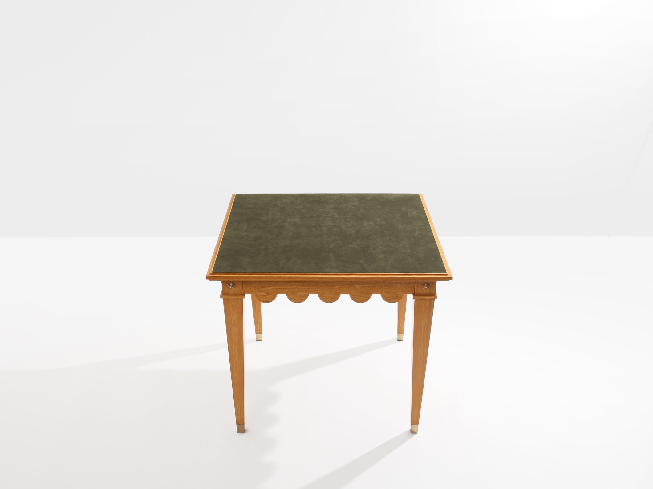 Maxime Old table à jeux chêne laiton suédine verte vers 1940 