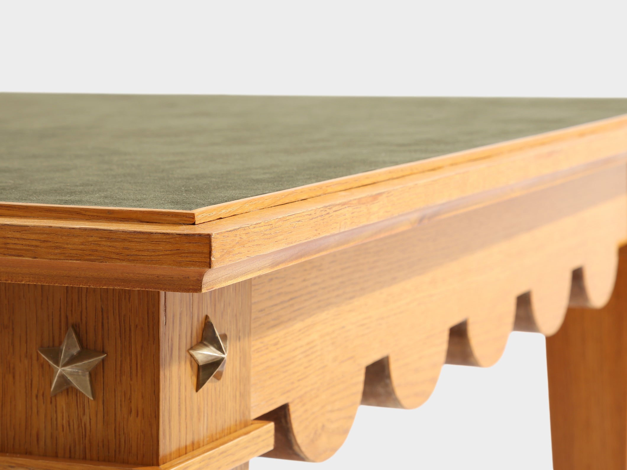 Maxime Old table à jeux chêne laiton suédine verte vers 1940 
