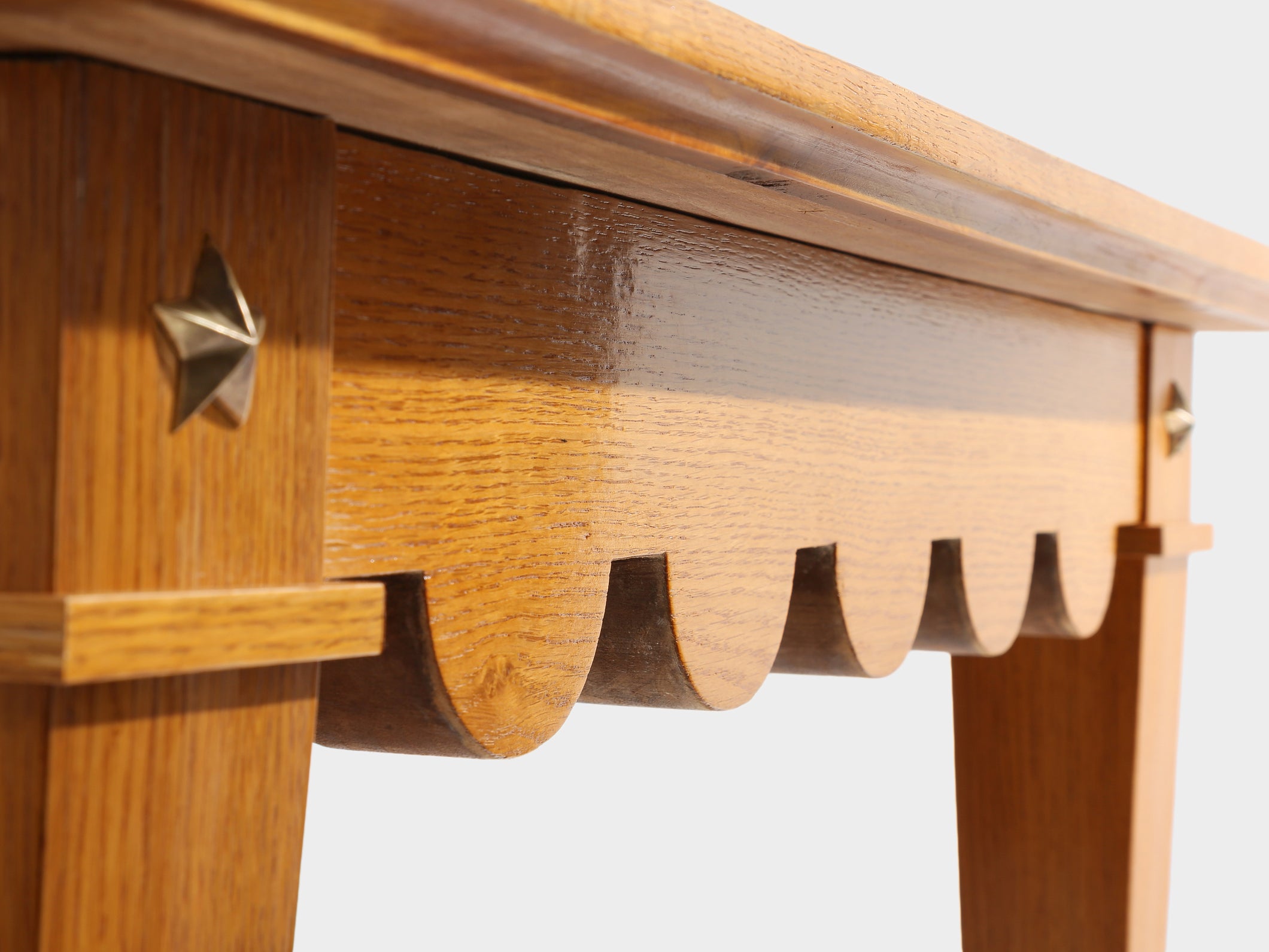 Maxime Old table à jeux chêne laiton suédine verte vers 1940 