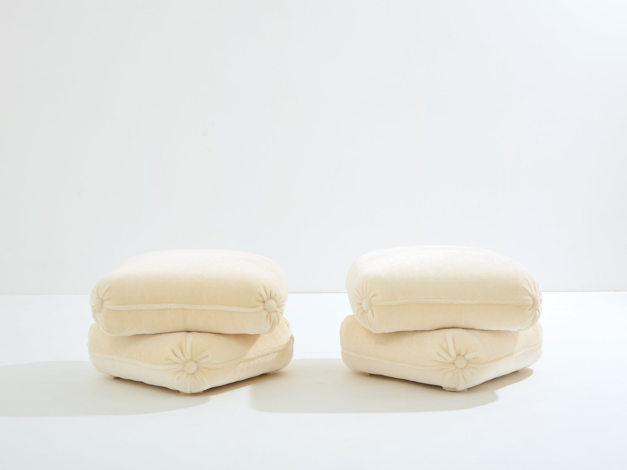 Jacques Charpentier pour Jansen paire de poufs velours mohair 1970