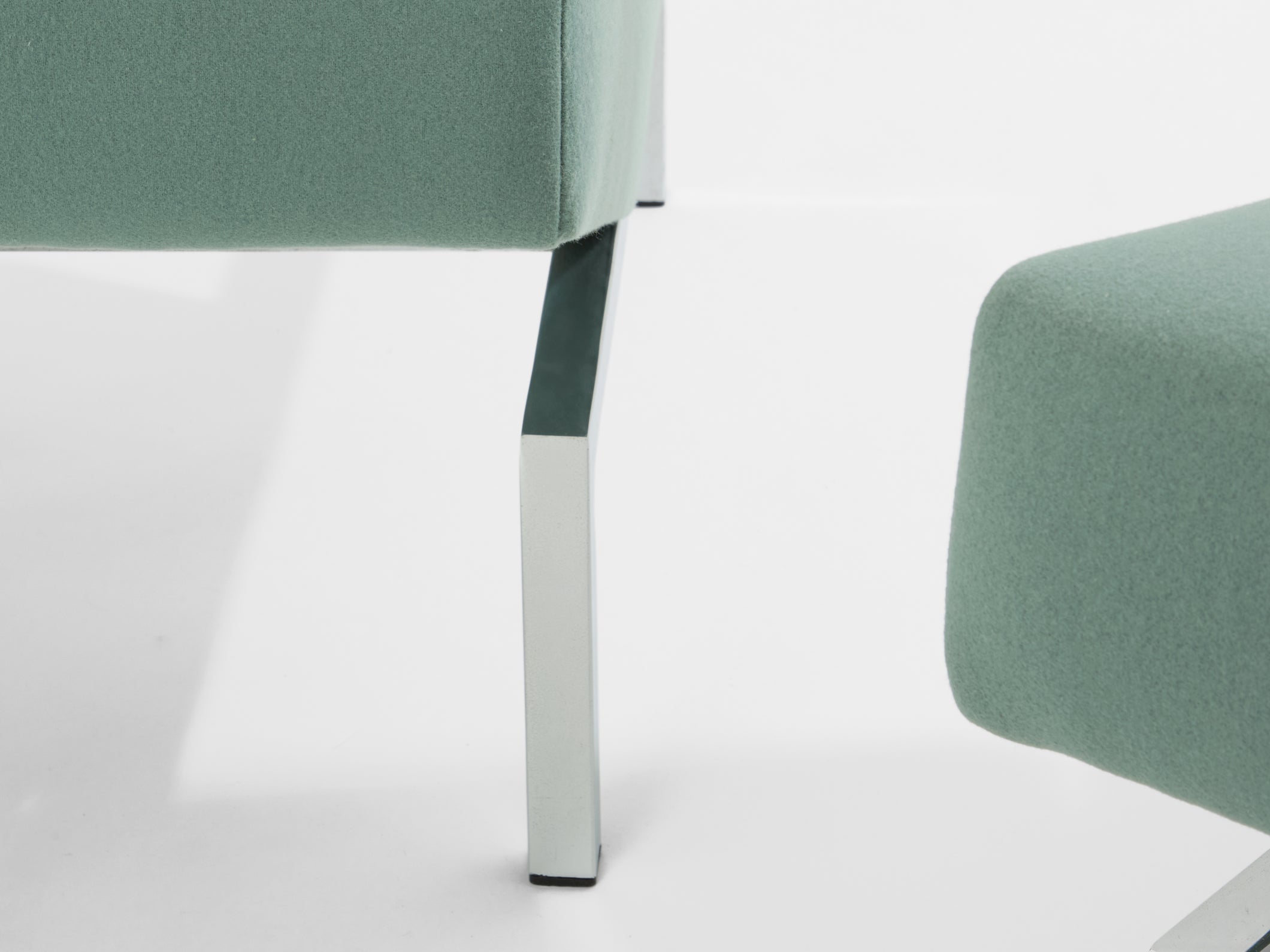 Pierre Paulin paire de fauteuils  CM236 chrome satin de laine 1960 